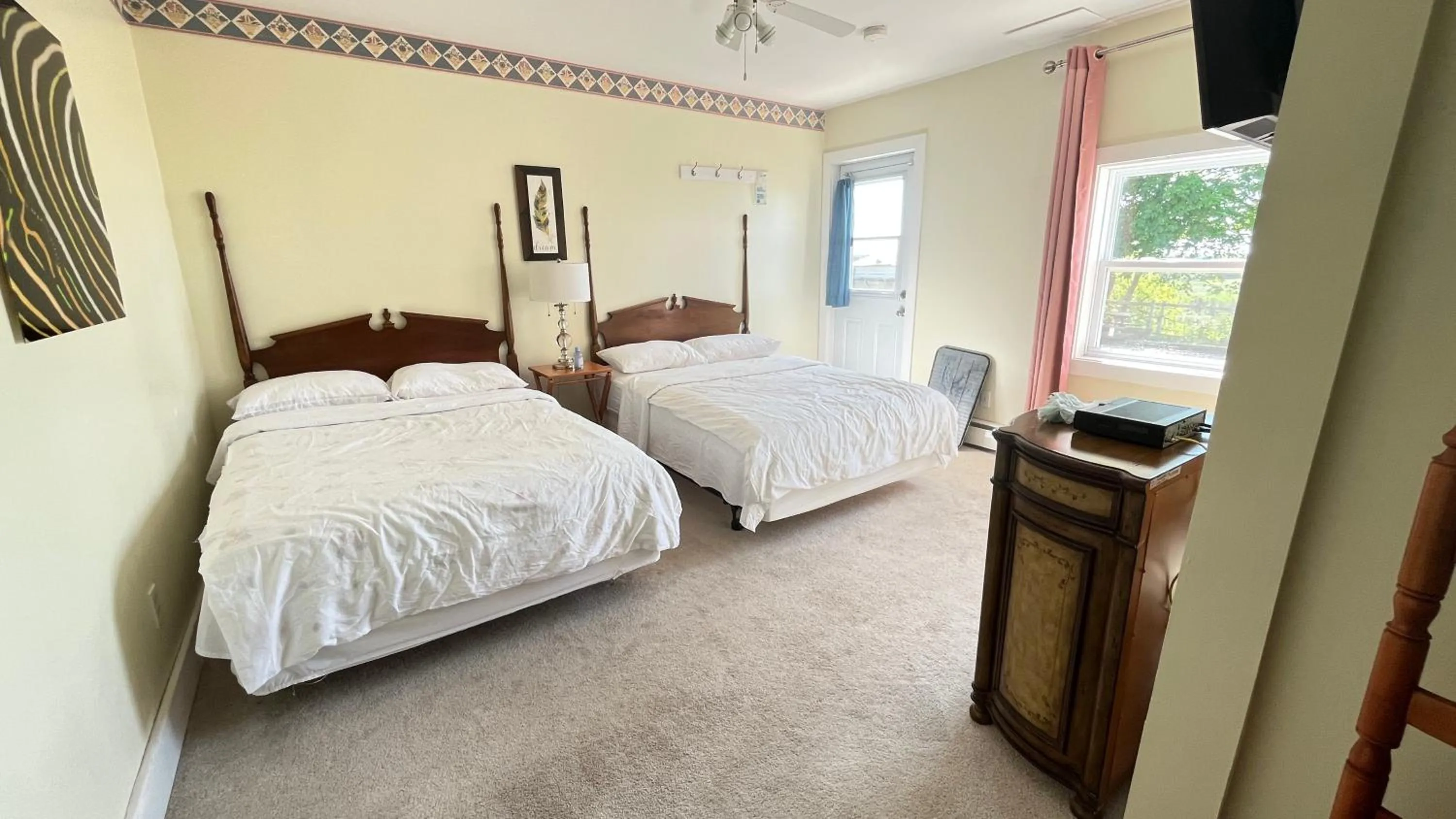 Bed in Admiral's Quay Motel & Suites