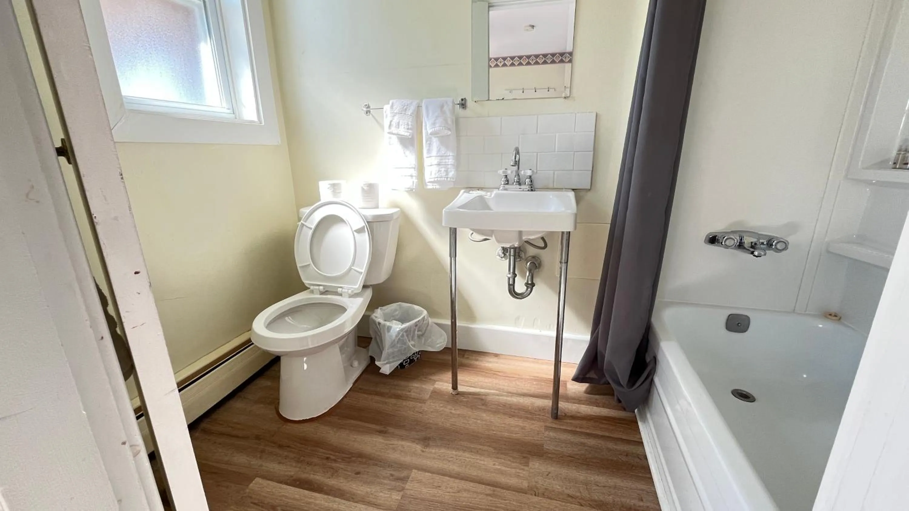 Admiral's Quay Motel & Suites