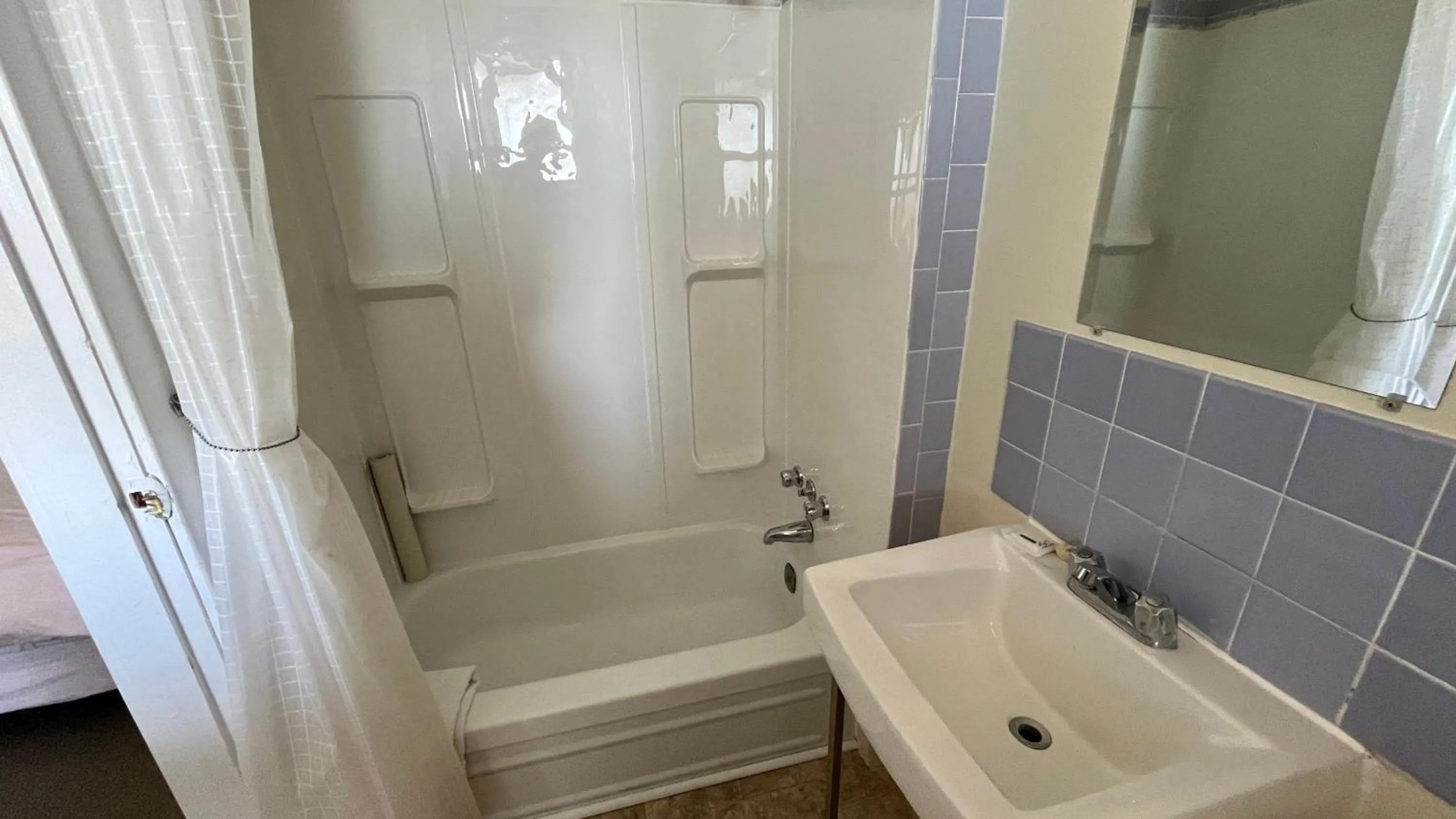 Admiral's Quay Motel & Suites