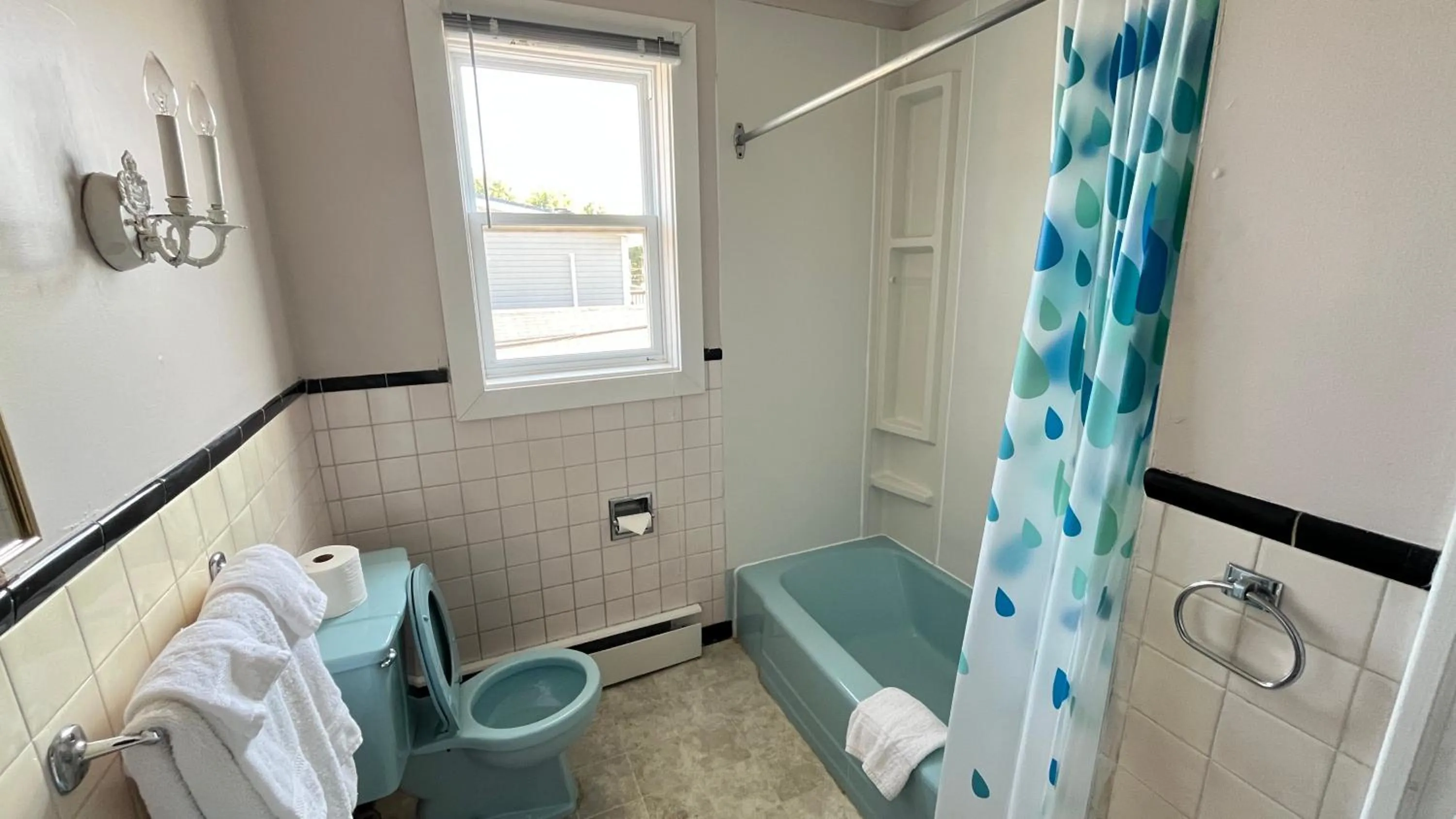 Admiral's Quay Motel & Suites