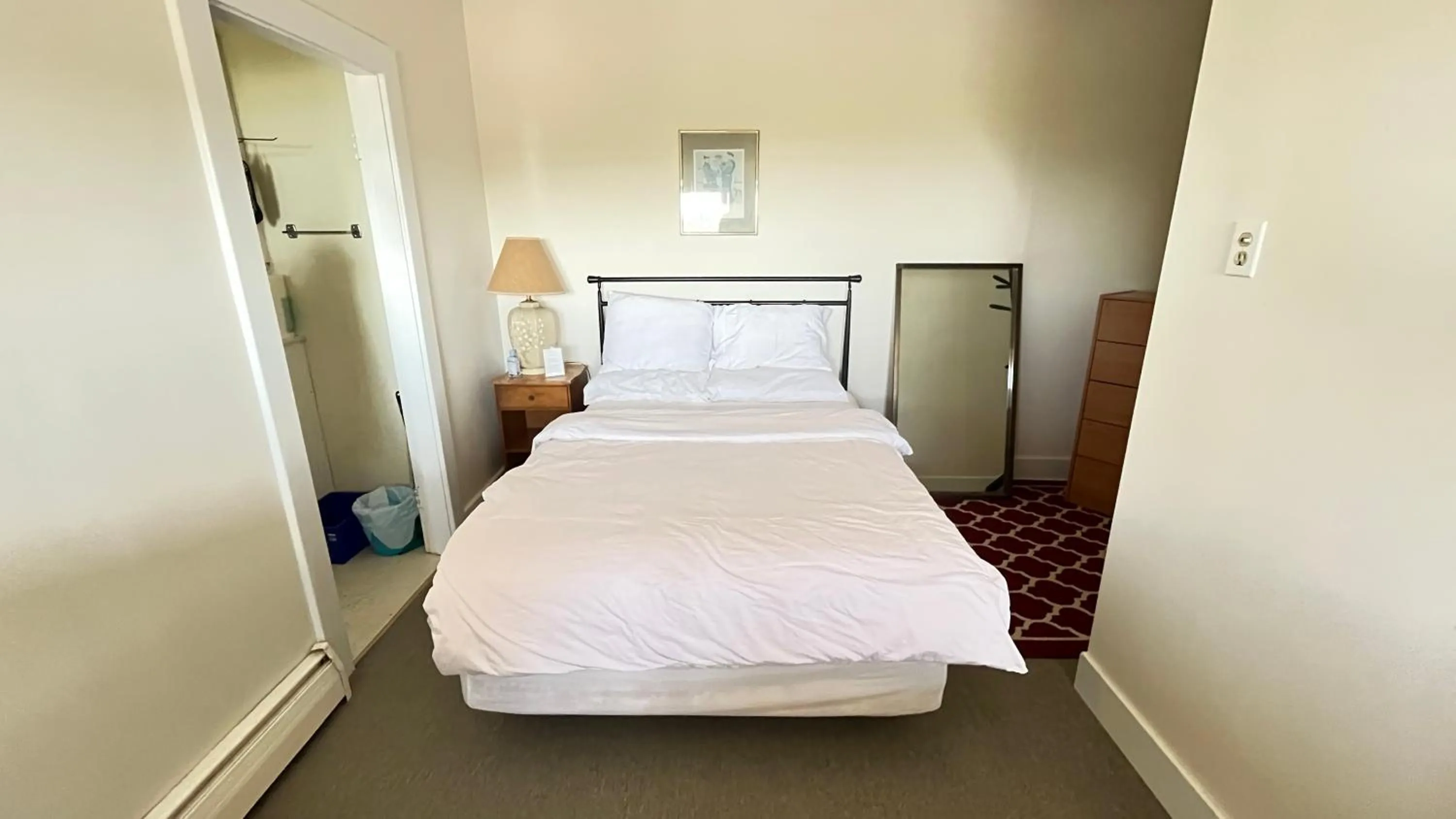 Bed in Admiral's Quay Motel & Suites