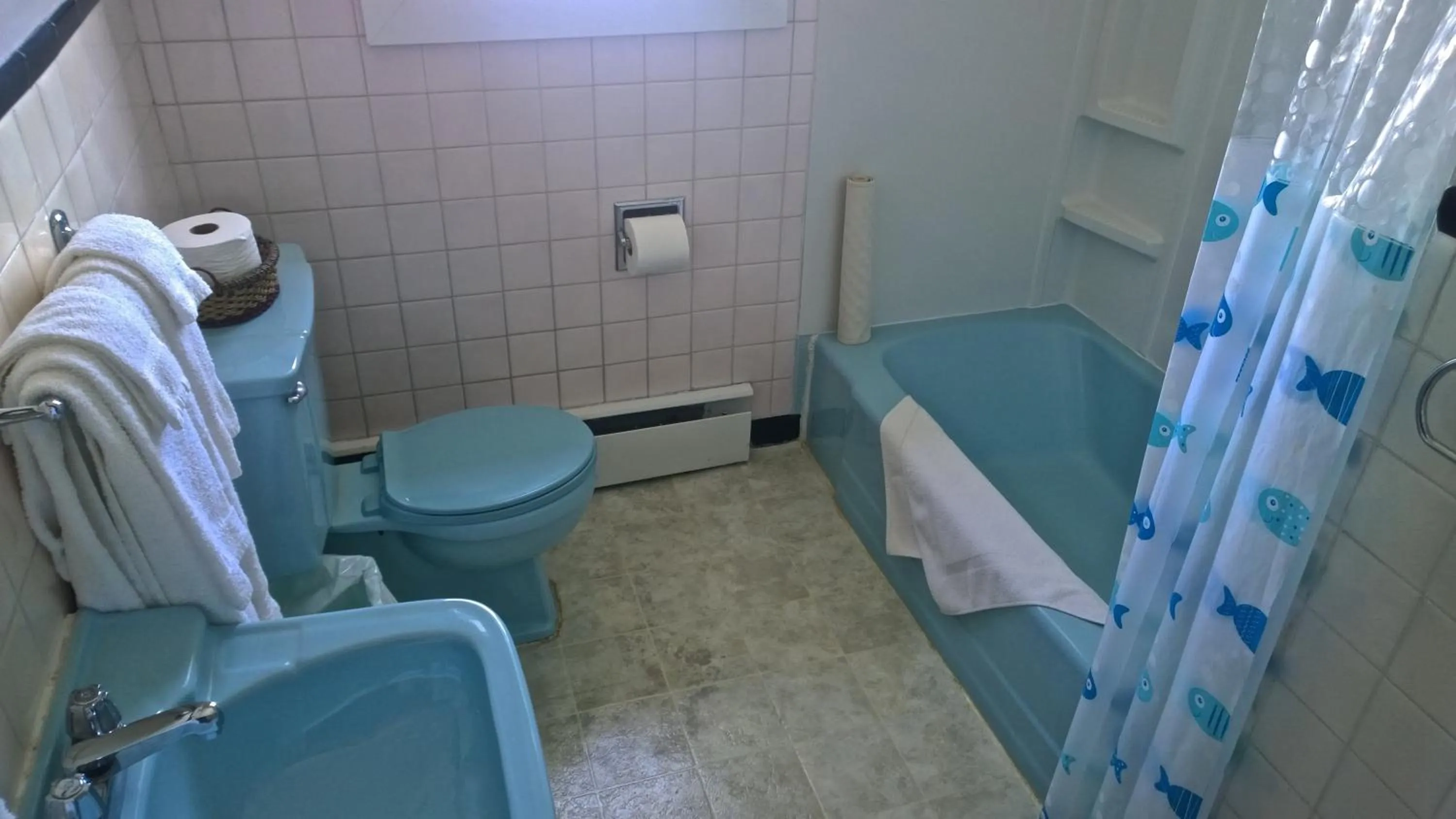 Bathroom in Admiral's Quay Motel & Suites