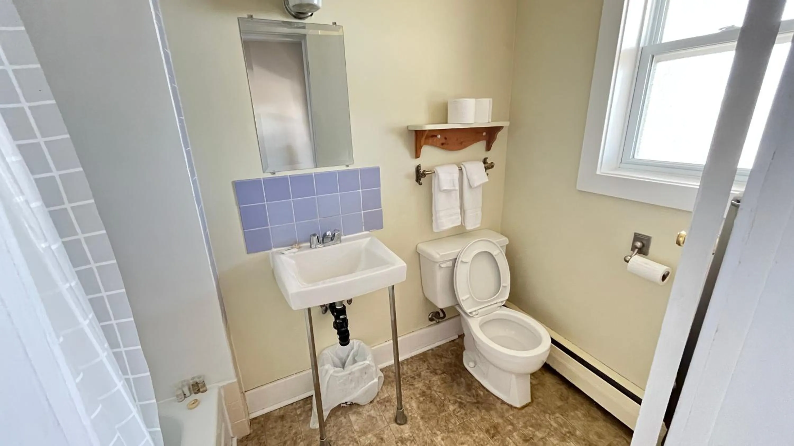 Admiral's Quay Motel & Suites