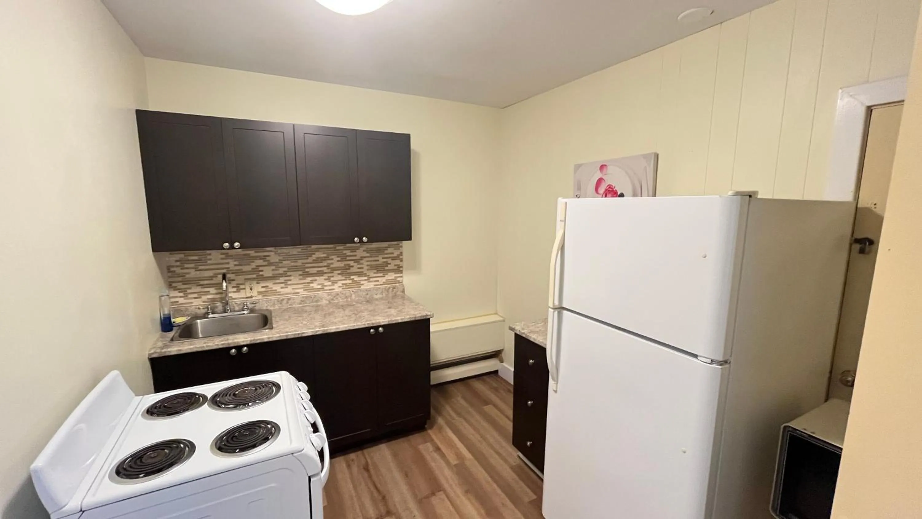 Admiral's Quay Motel & Suites