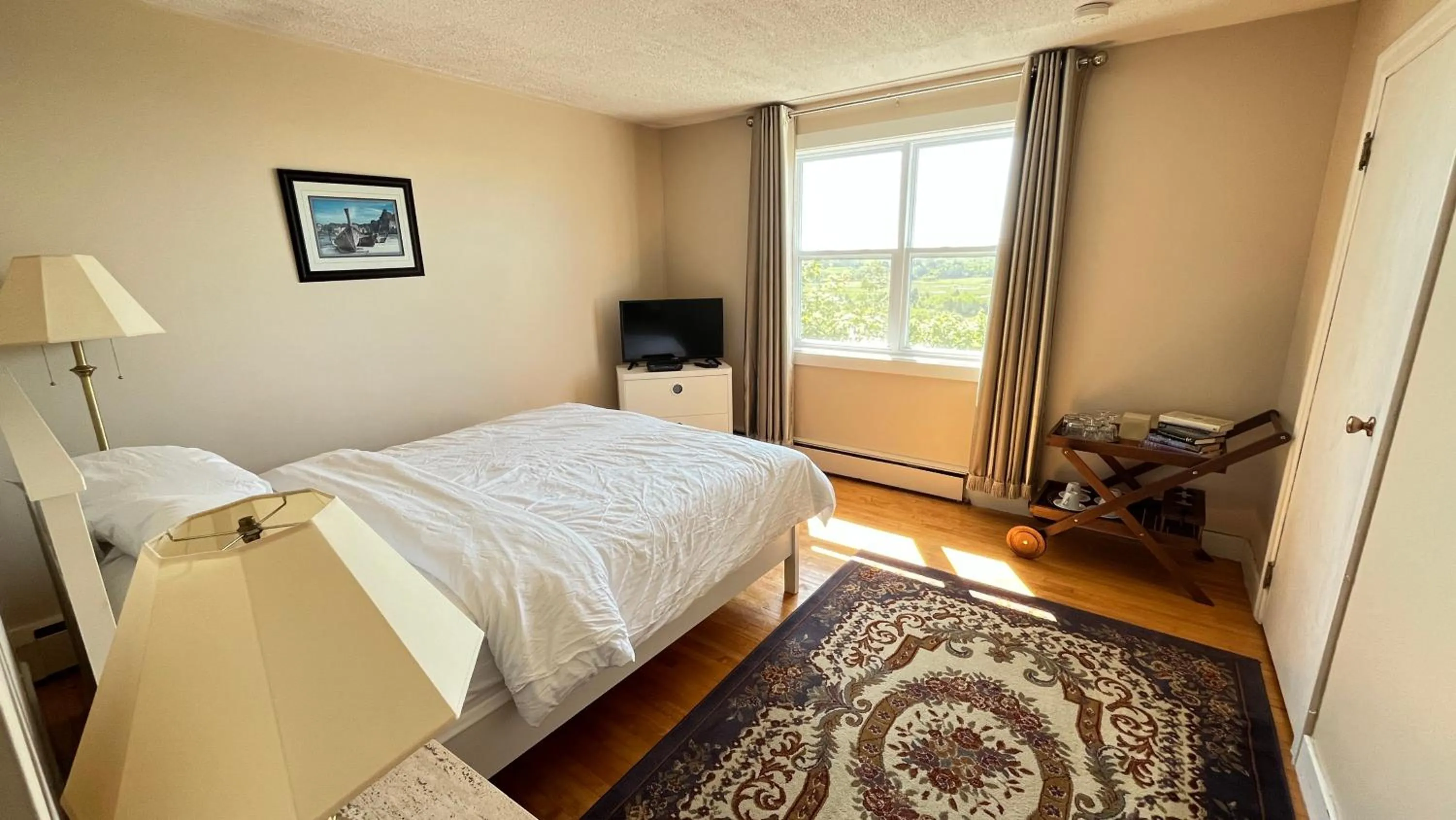 Bed in Admiral's Quay Motel & Suites