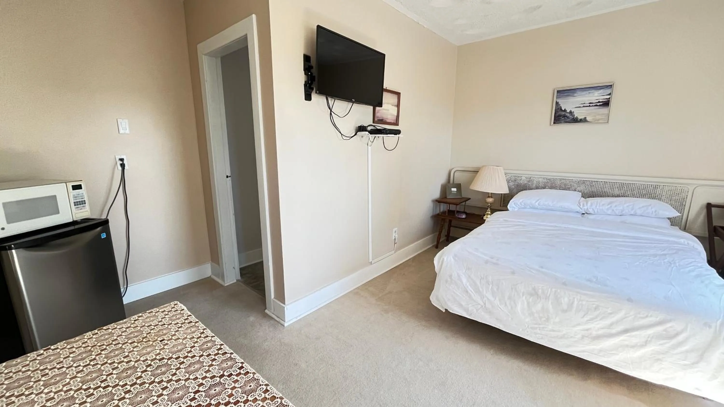 Bed in Admiral's Quay Motel & Suites