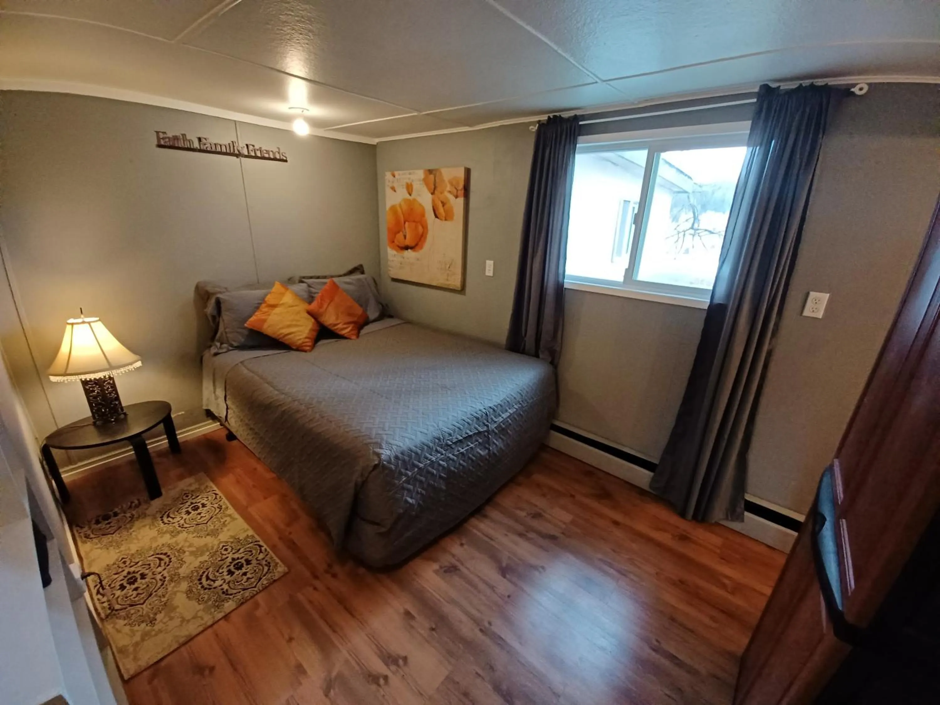 Bed in Deerview Lodge & Cabins - Princeton BC
