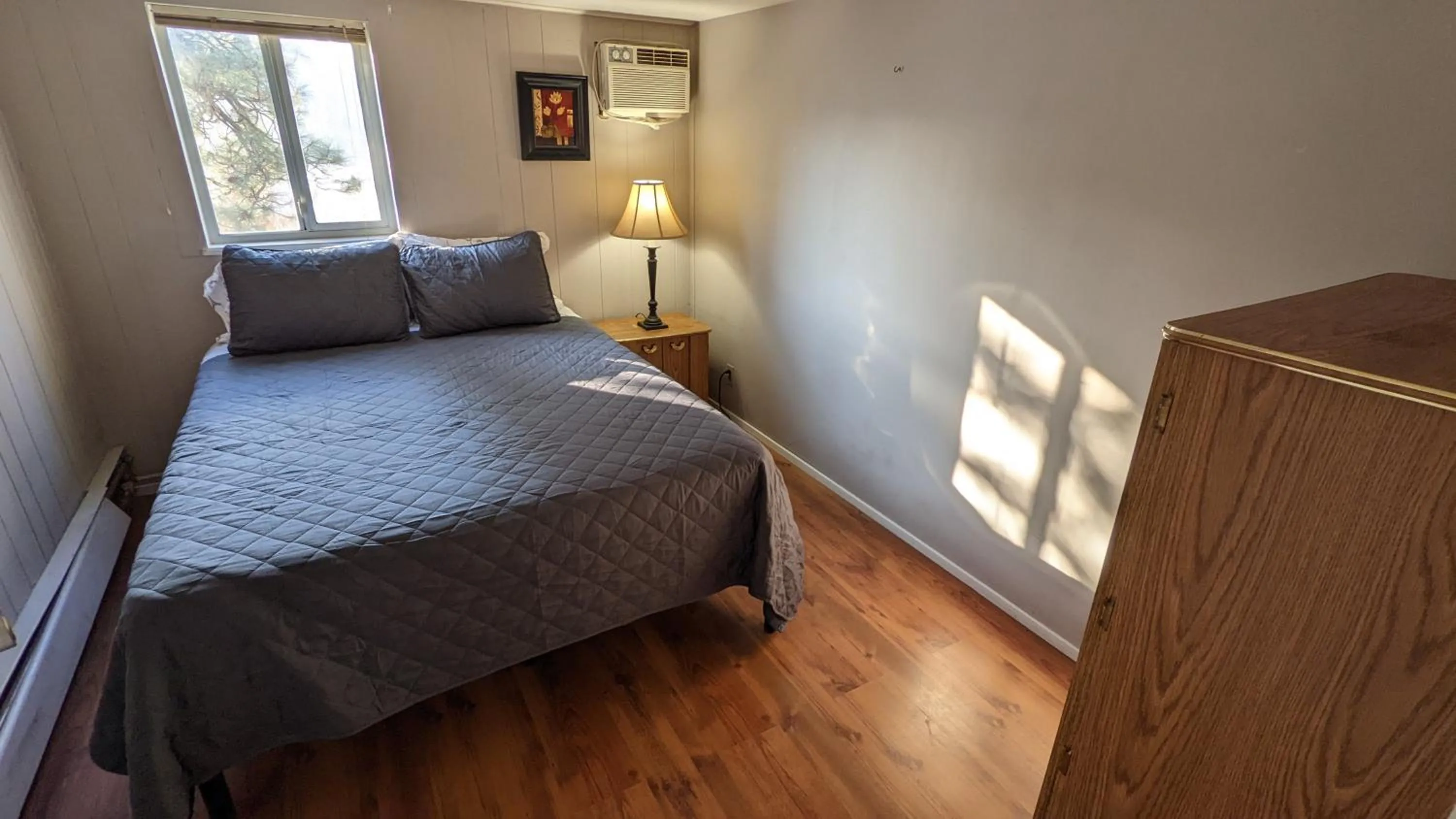 Bed in Deerview Lodge & Cabins - Princeton BC