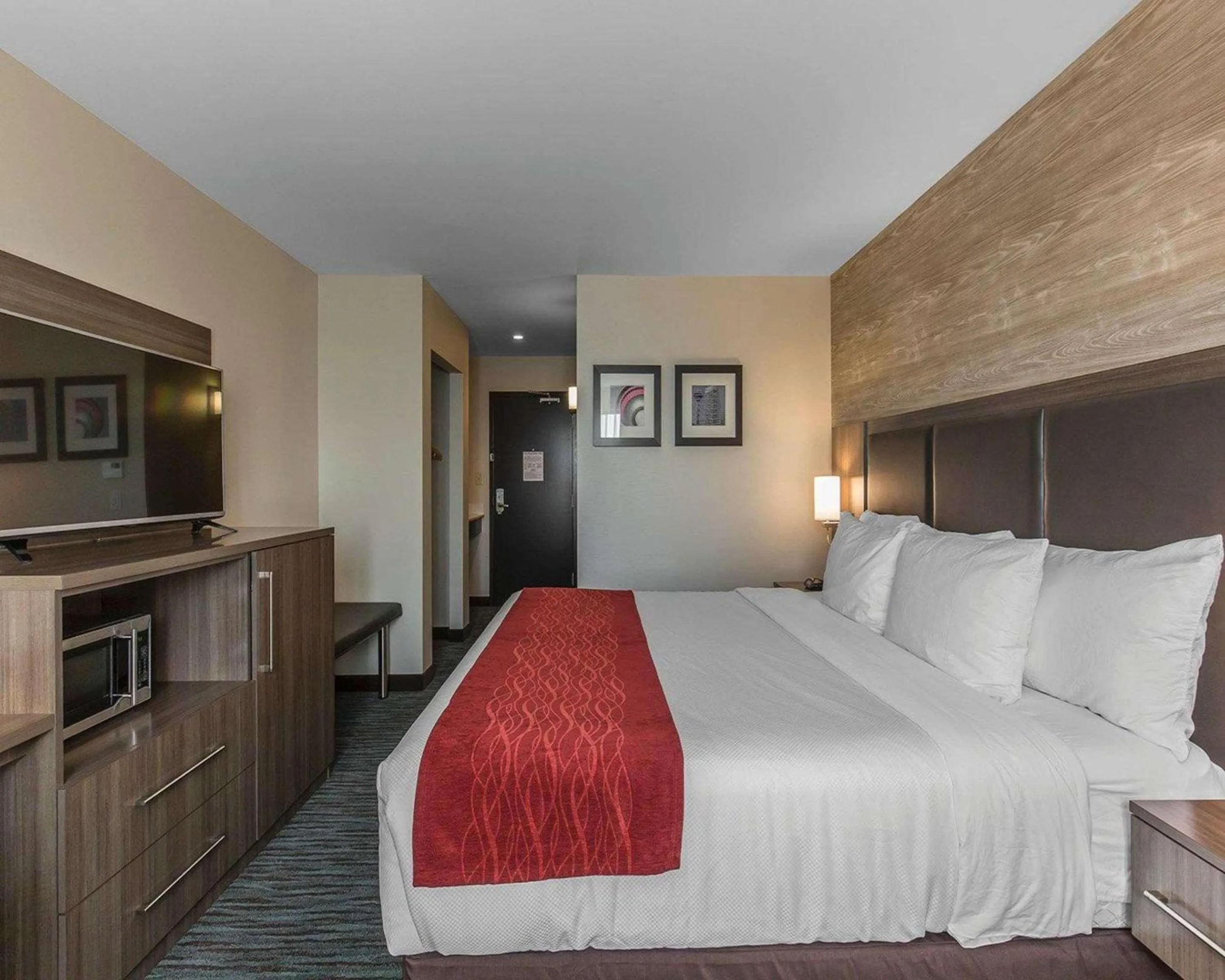 Photo of the whole room, Bed in Comfort Inn & Suites Airport North
