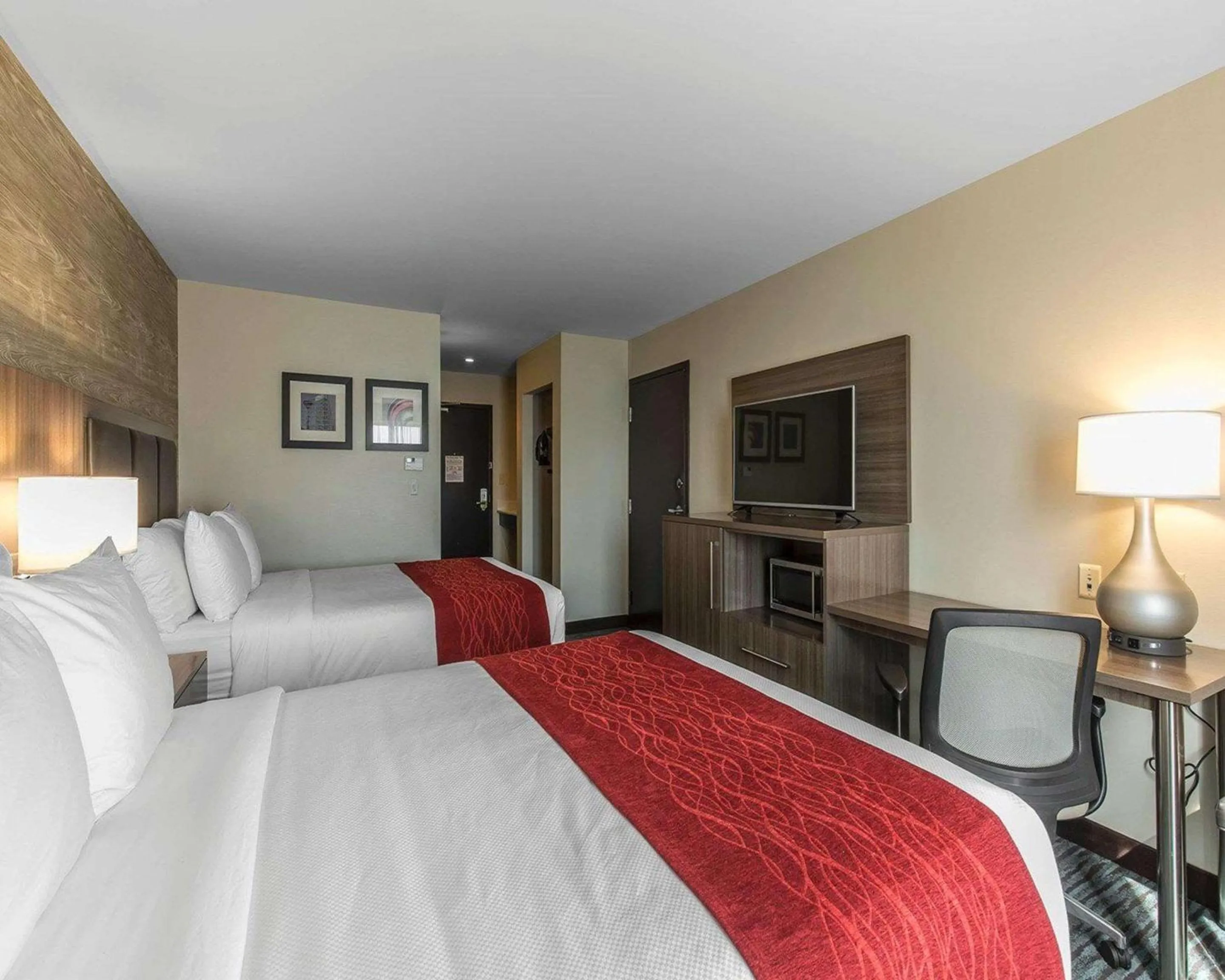 Photo of the whole room, Bed in Comfort Inn & Suites Airport North