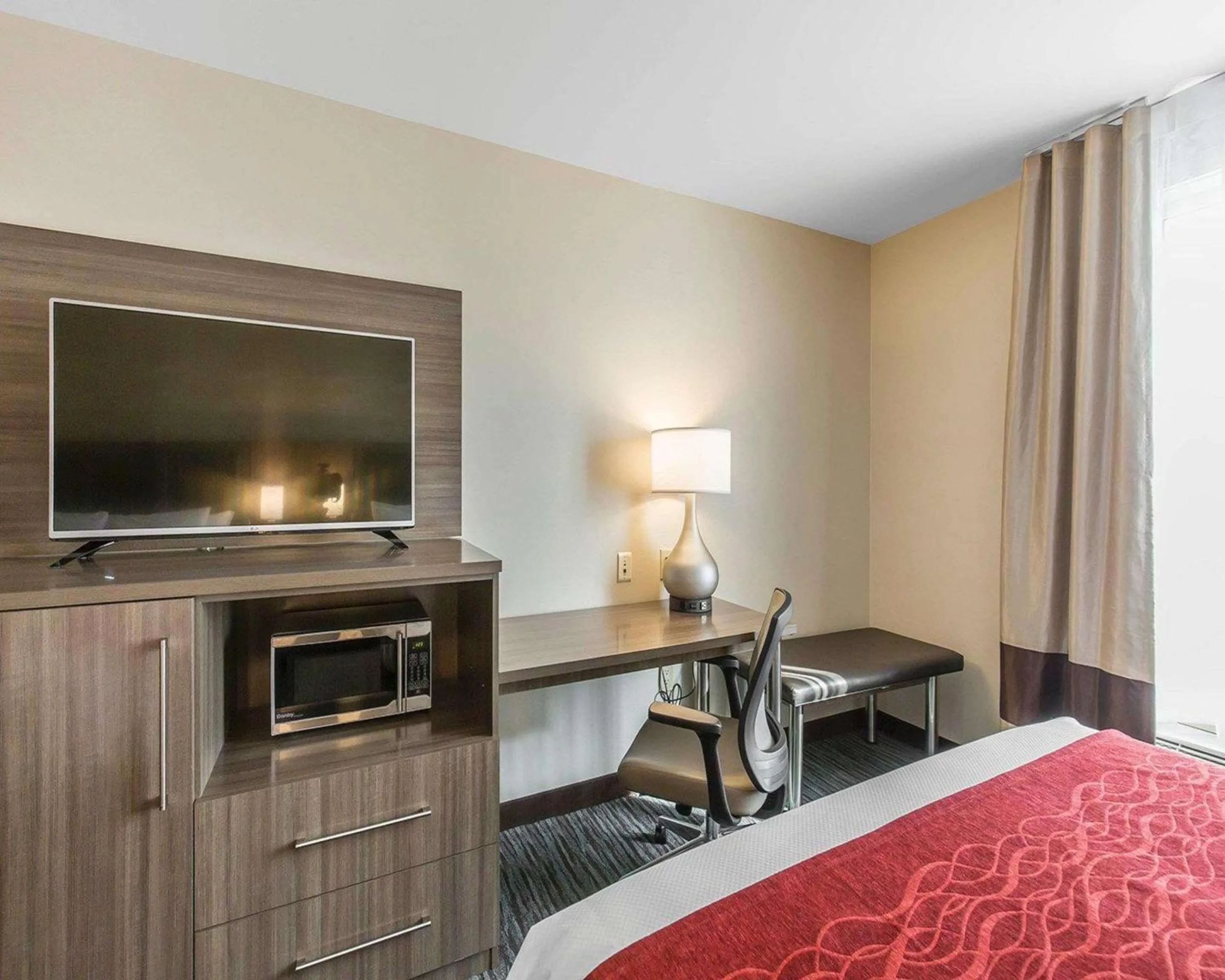 Photo of the whole room, Bed in Comfort Inn & Suites Airport North