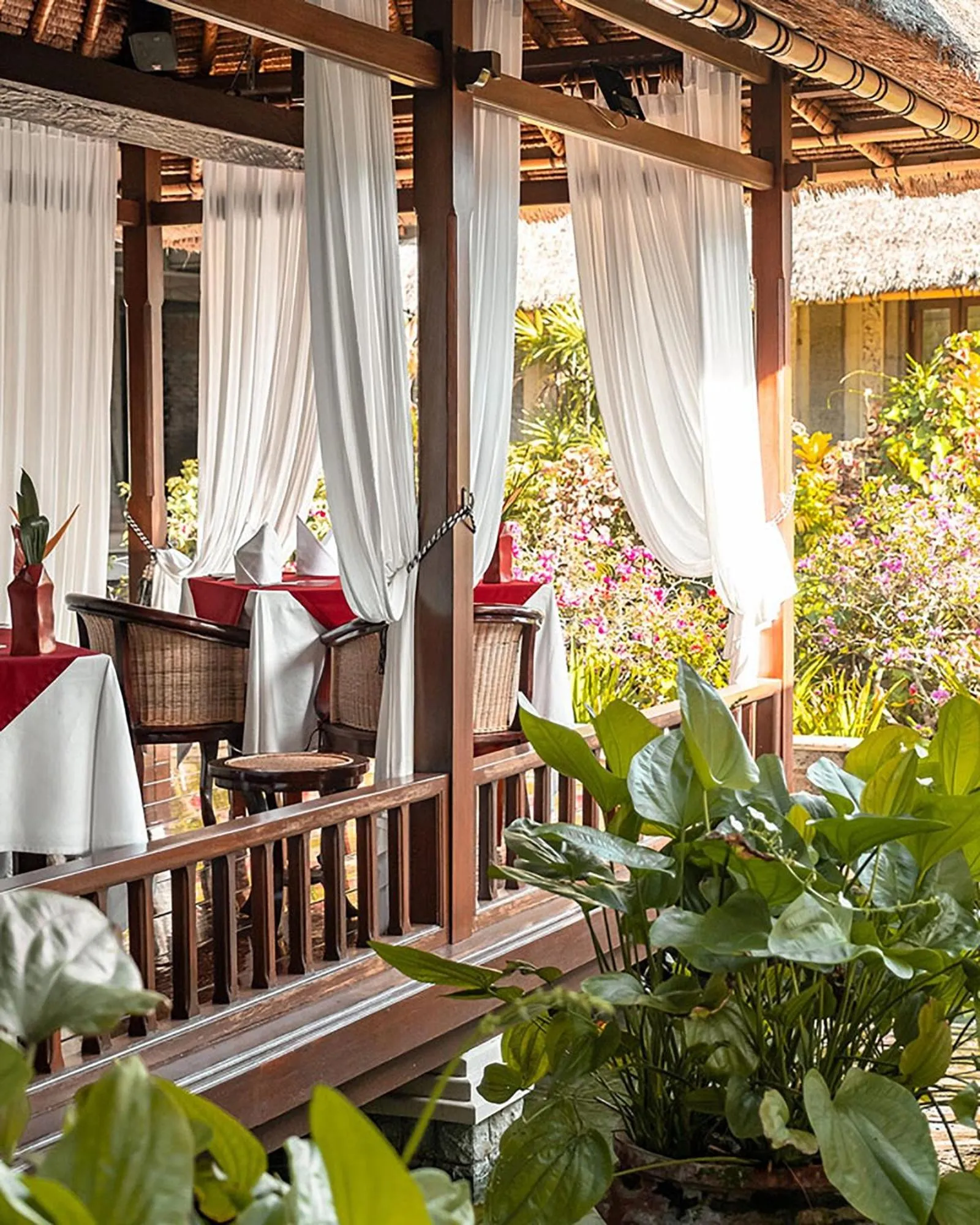 Restaurant/places to eat in CasCades Suites