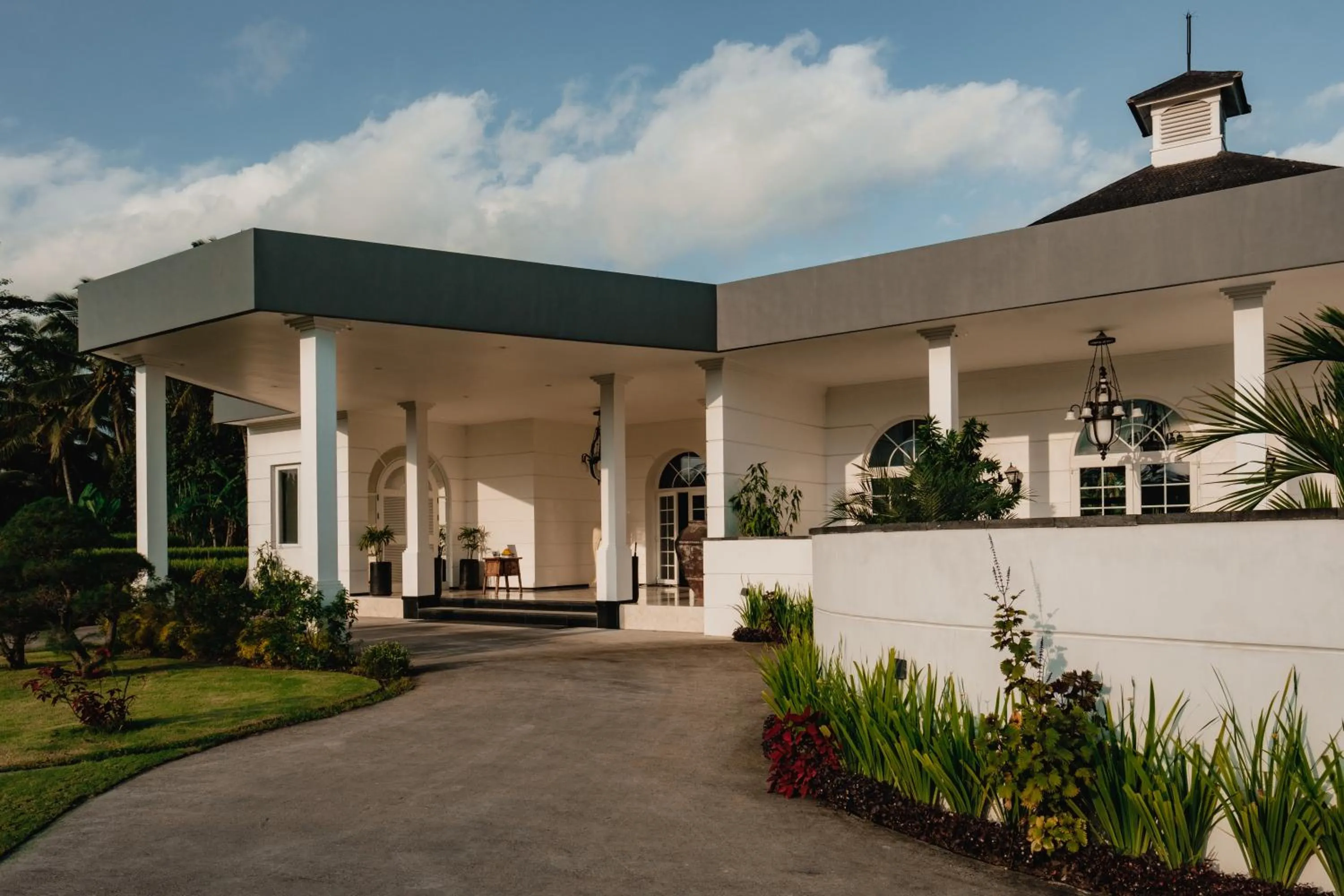 Restaurant/places to eat in CasCades Suites