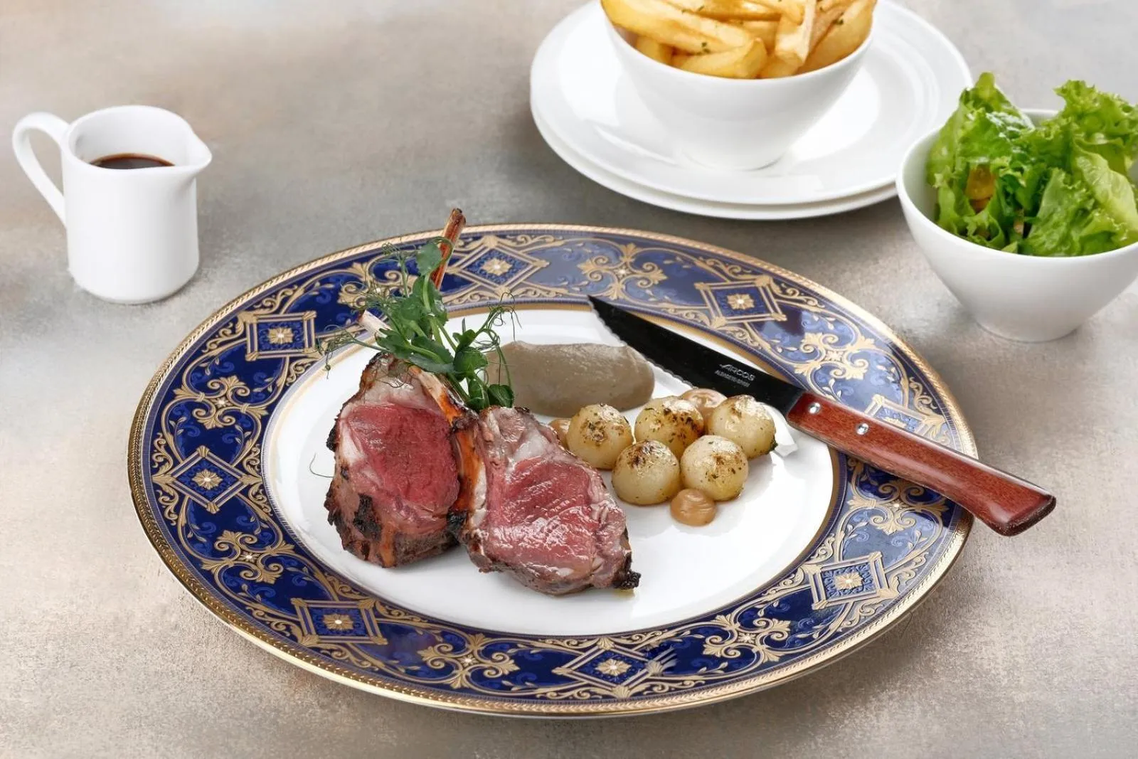 Food and drinks in CasCades Suites