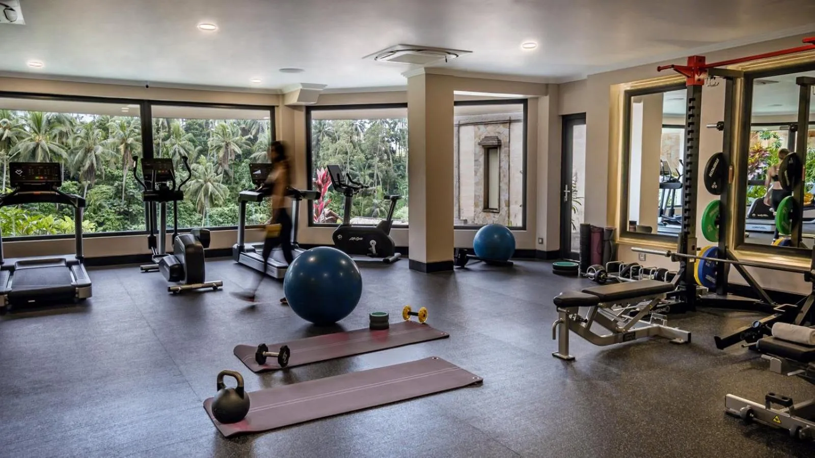 Fitness centre/facilities in CasCades Suites