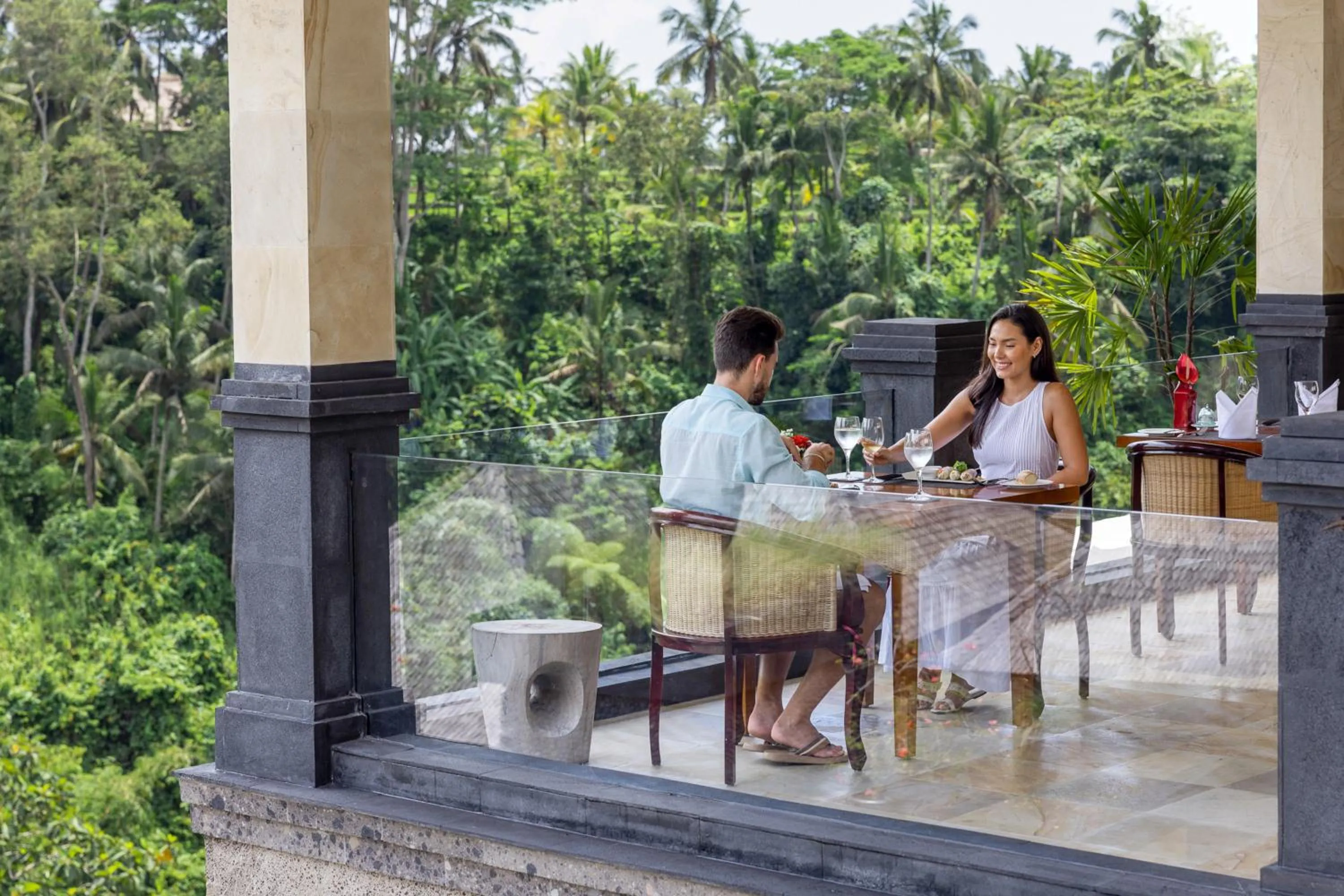 Restaurant/places to eat in CasCades Suites