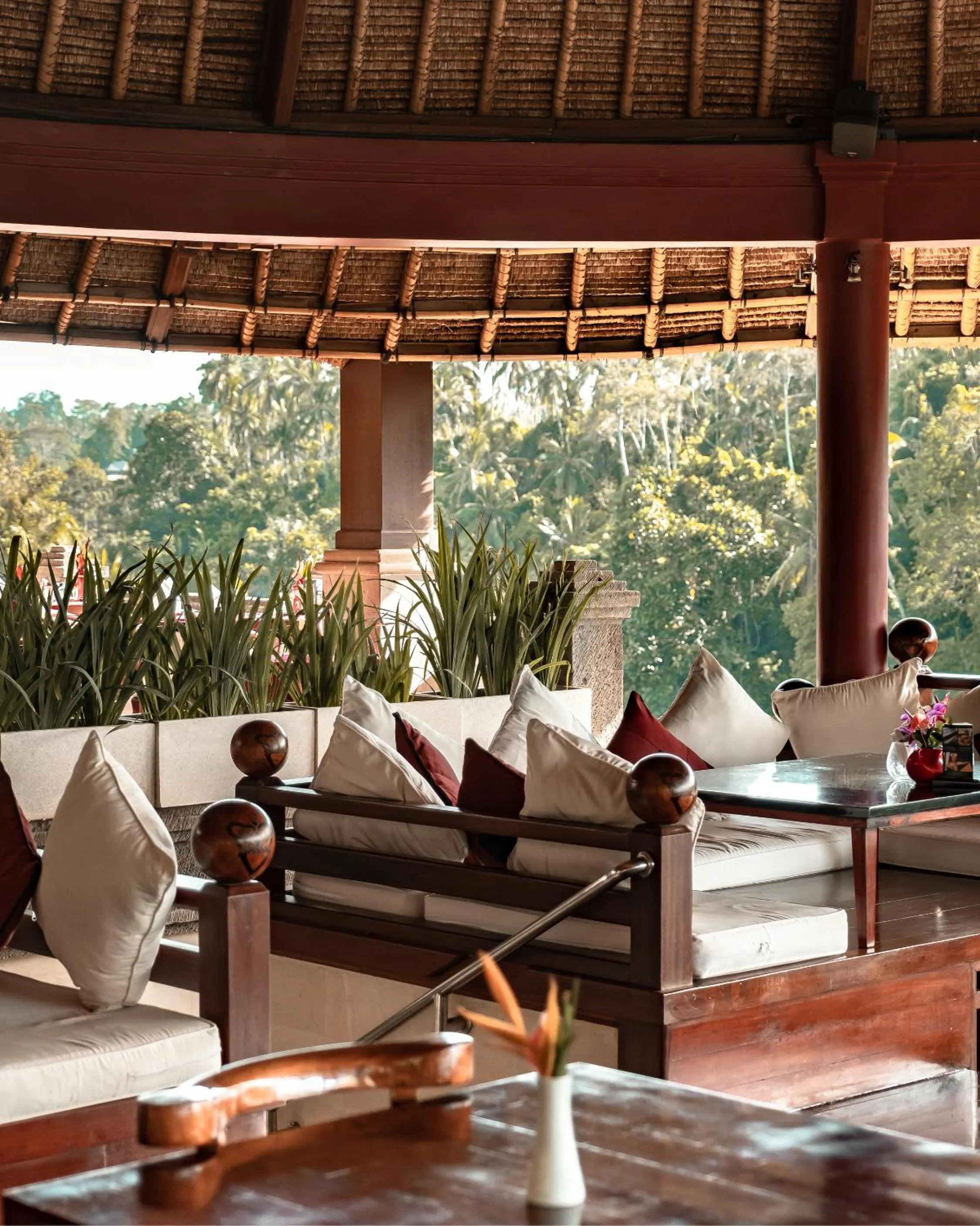 Restaurant/places to eat in CasCades Suites