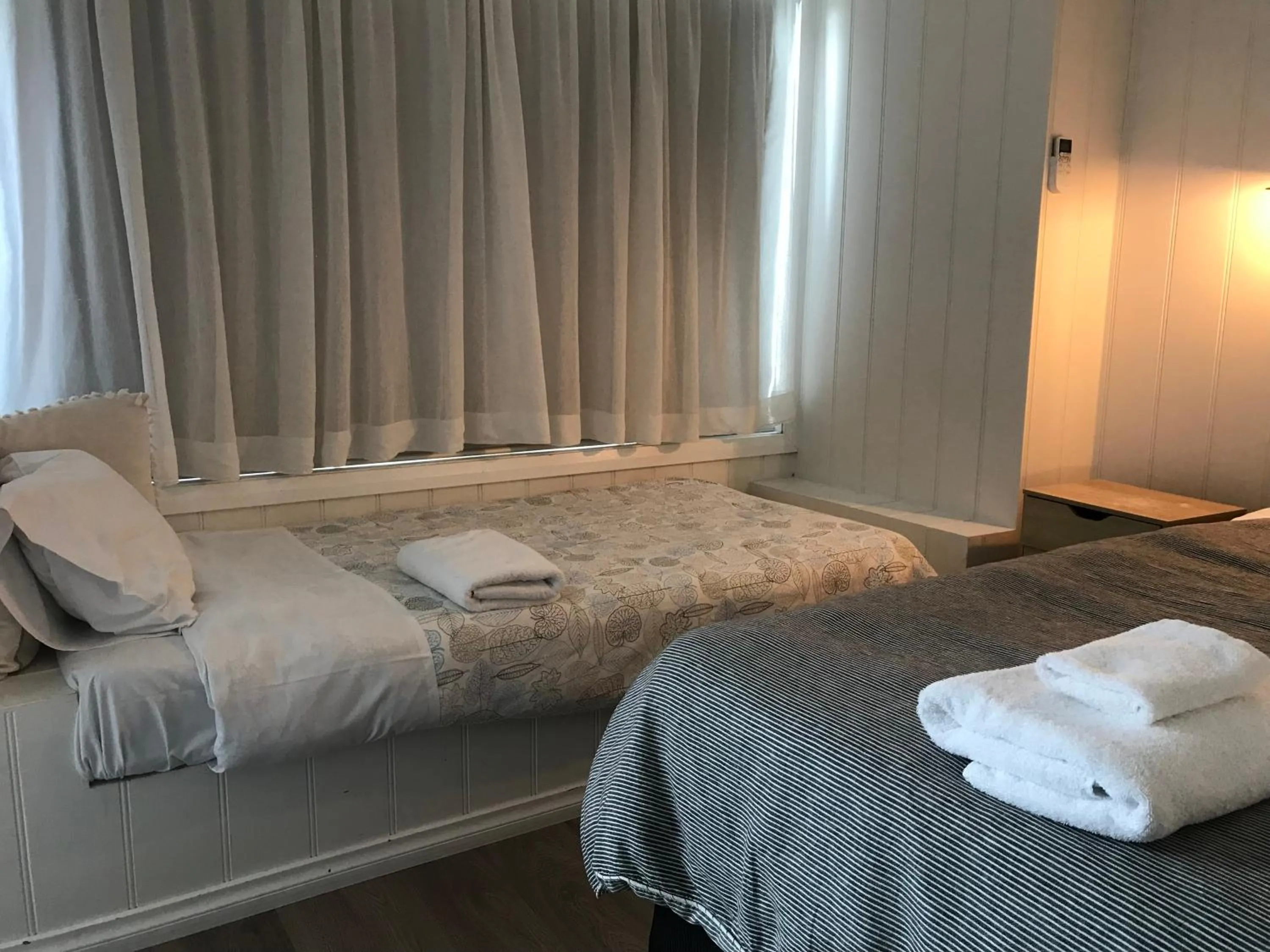 Photo of the whole room, Bed in Beachend Bicheno