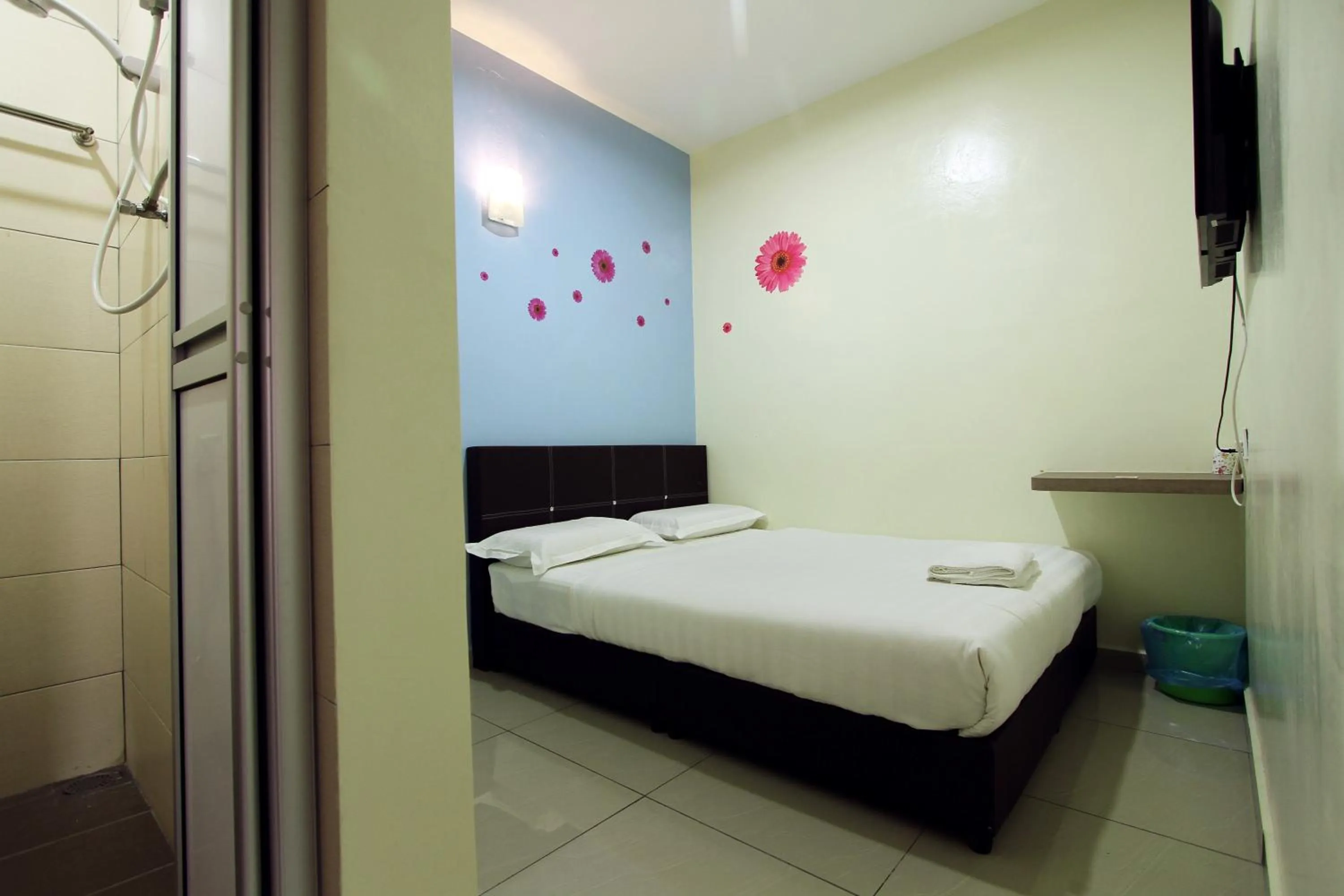 Bathroom, Bed in Max Inn Hotel