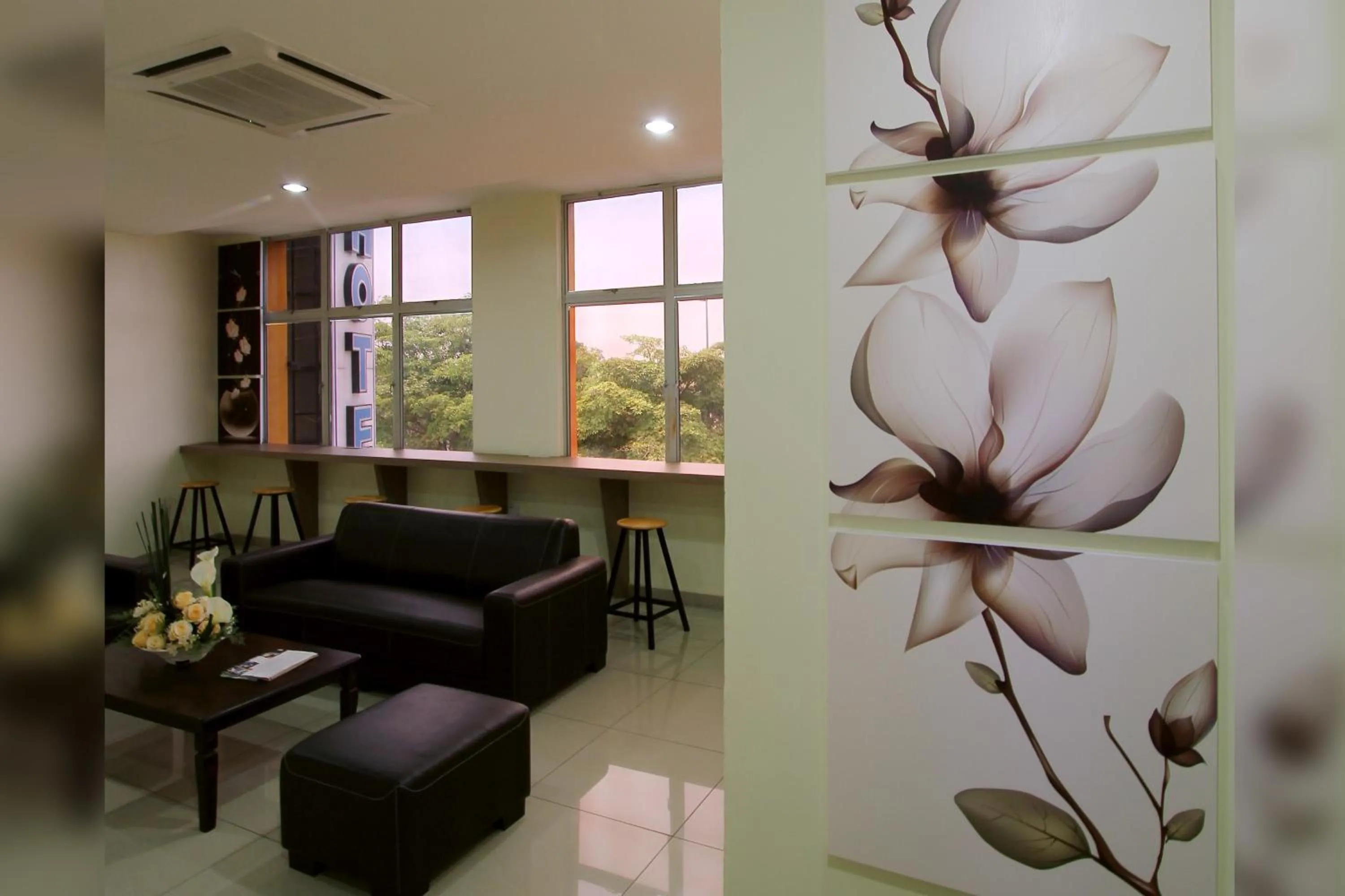 Communal lounge/ TV room in Max Inn Hotel