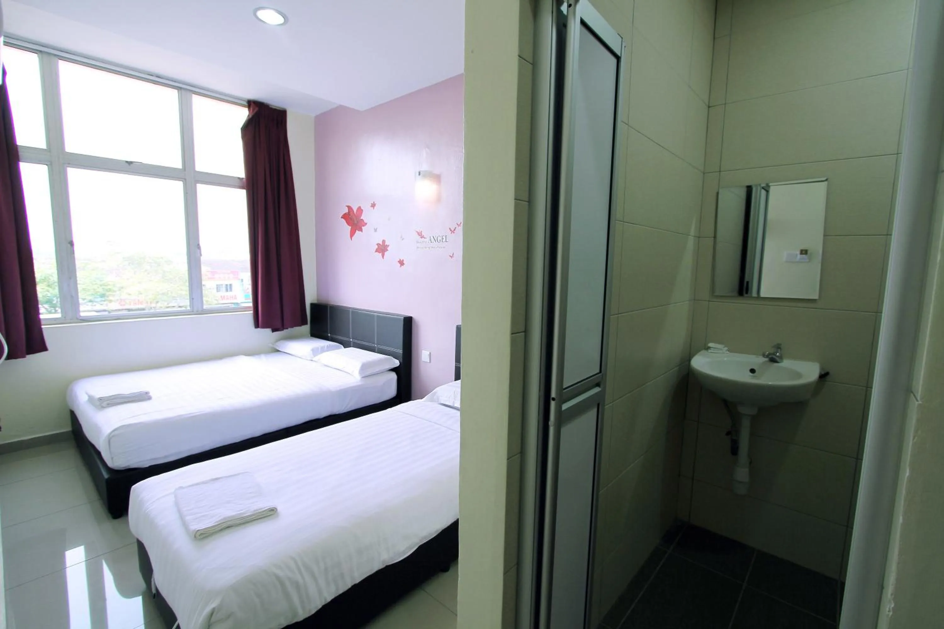 Bathroom, Bed in Max Inn Hotel