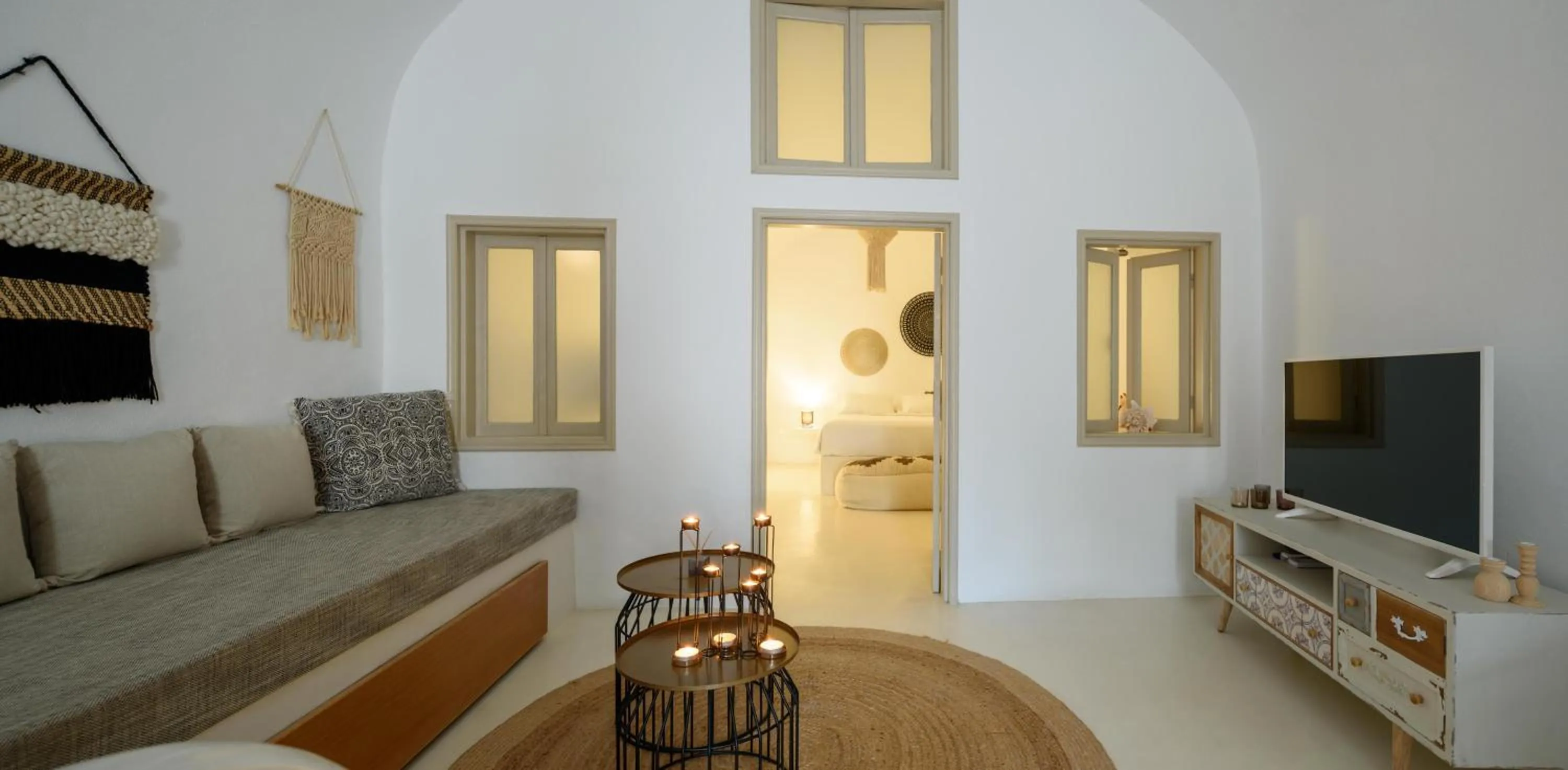 Communal lounge/ TV room in Suite Home Santorini