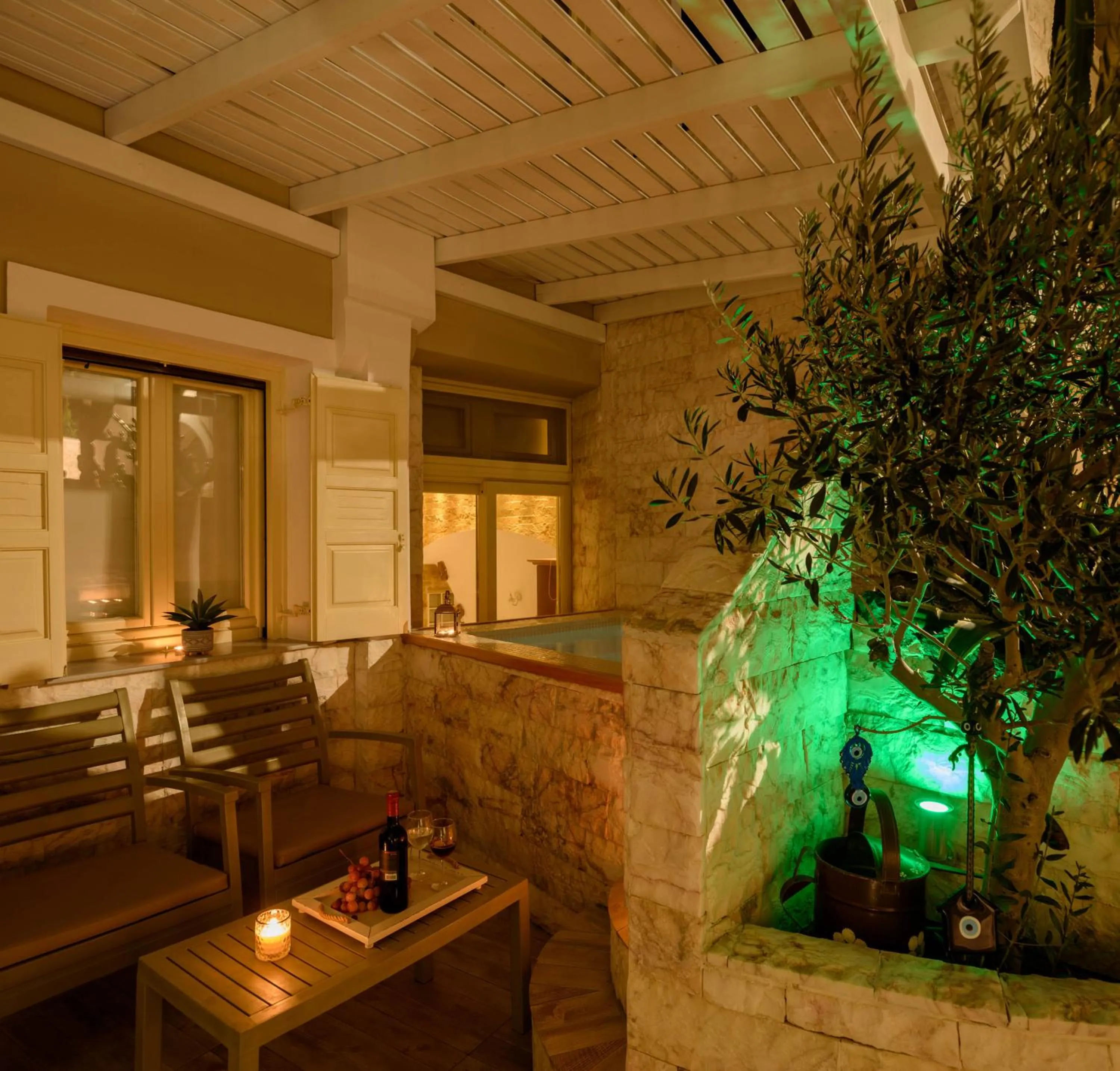 Hot Tub in Suite Home Santorini