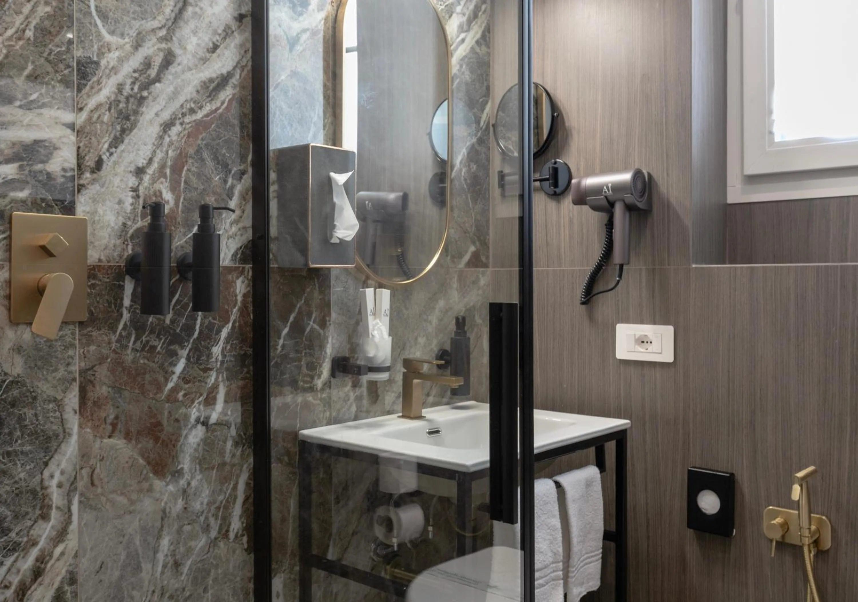 Shower in AH - Duomo Signature