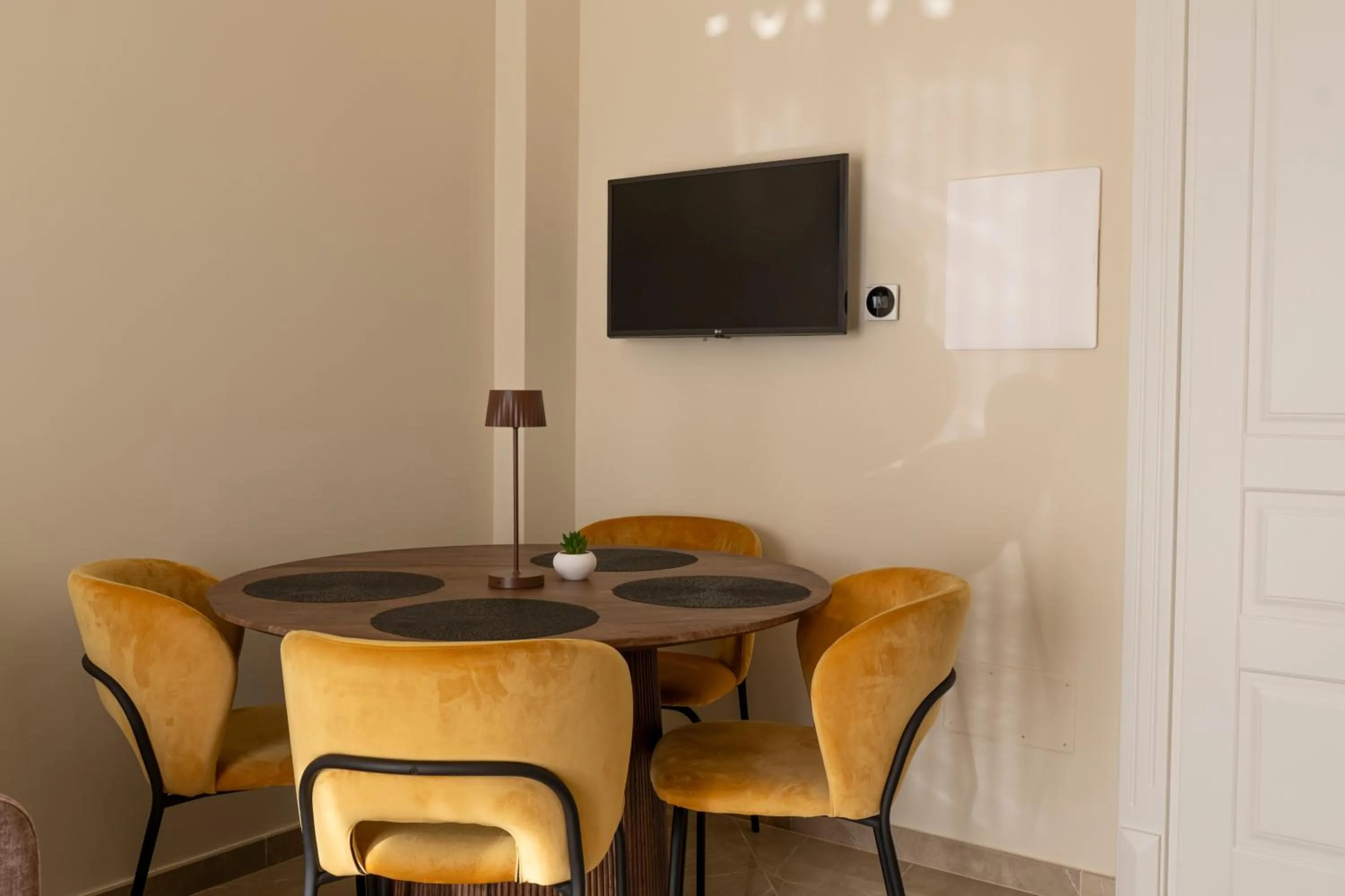 Dining area in Amabile Luxury Rooms