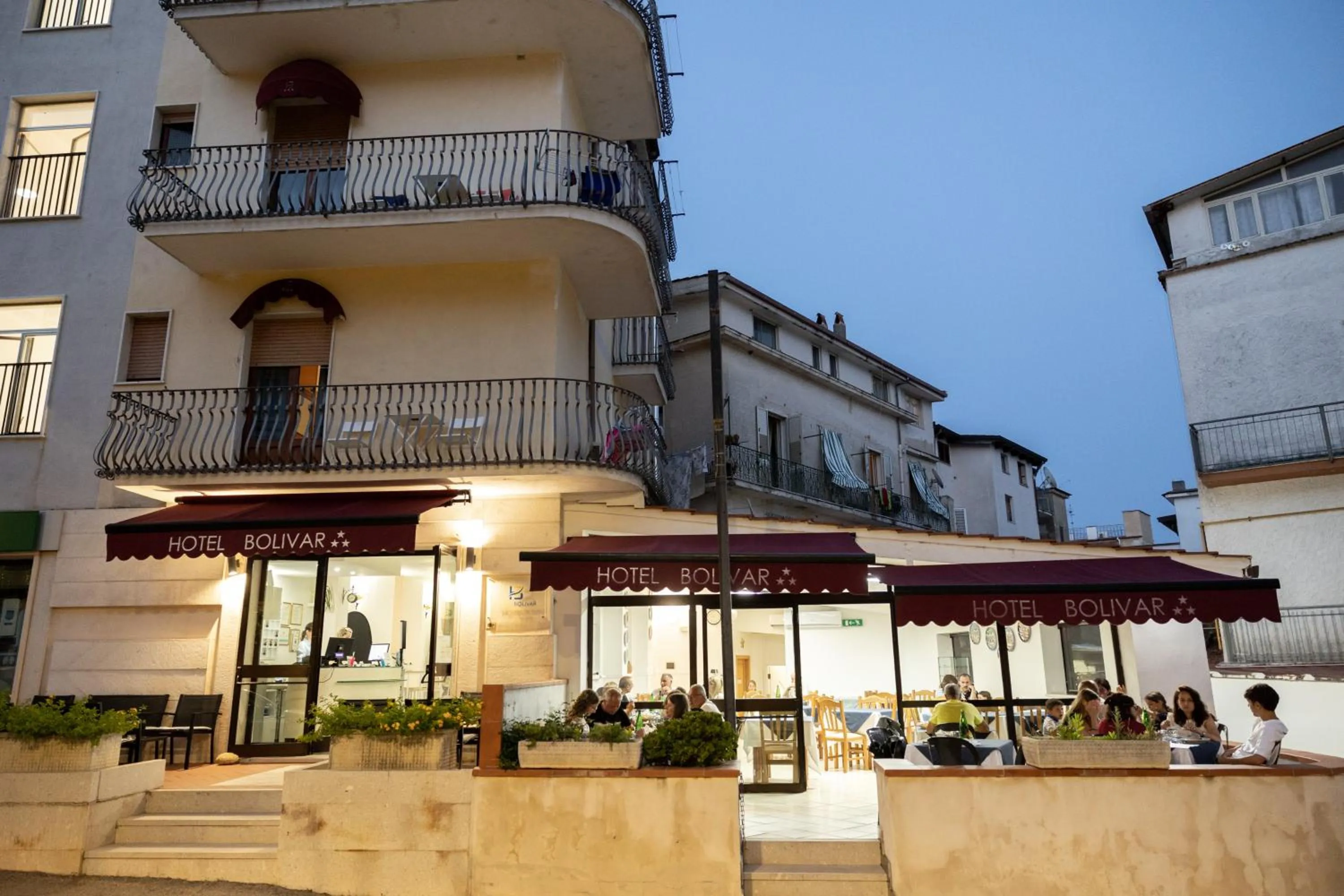 Restaurant/places to eat in Hotel Bolivar