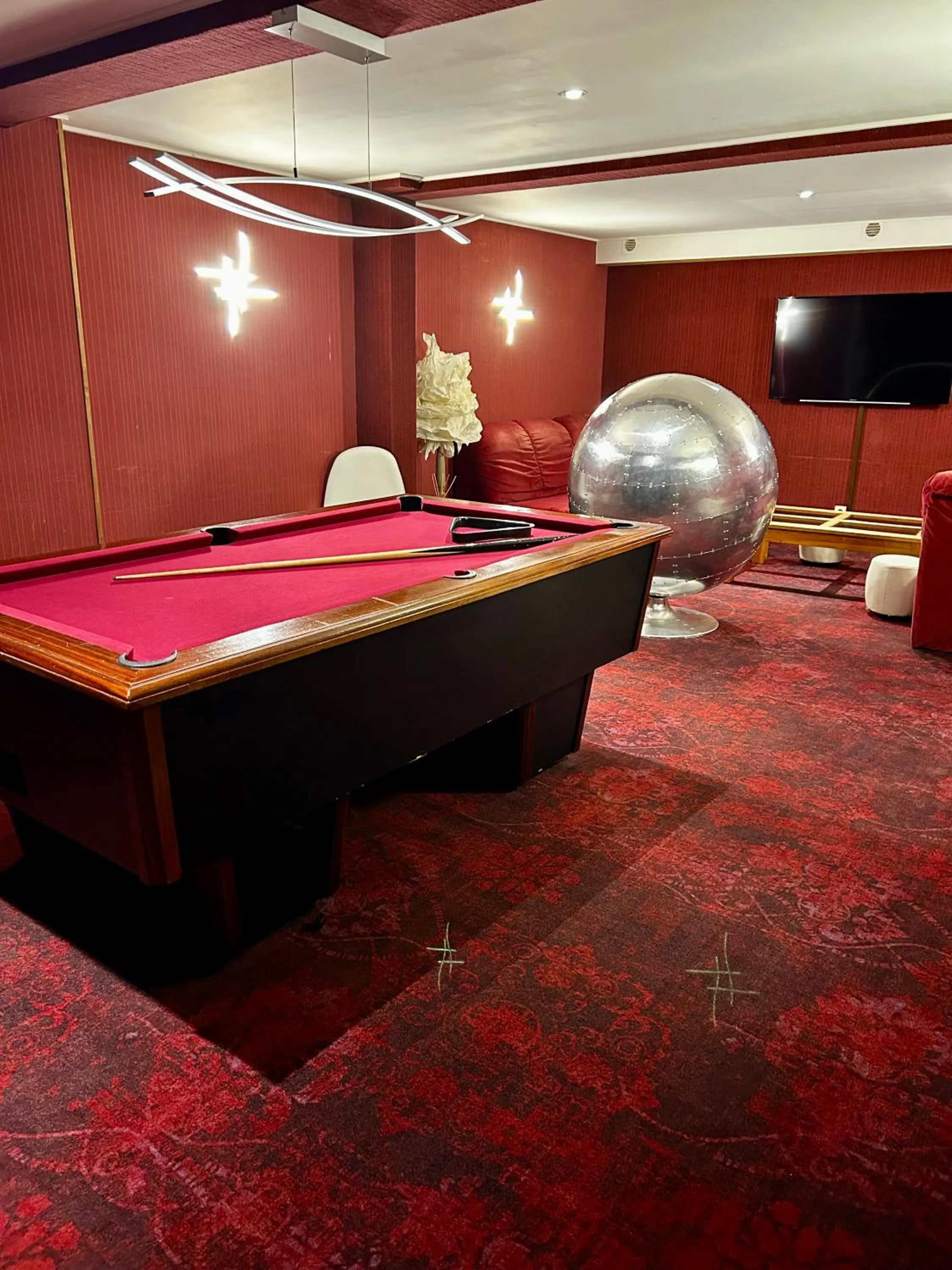 Communal lounge/ TV room in Hotel Bel'alpe