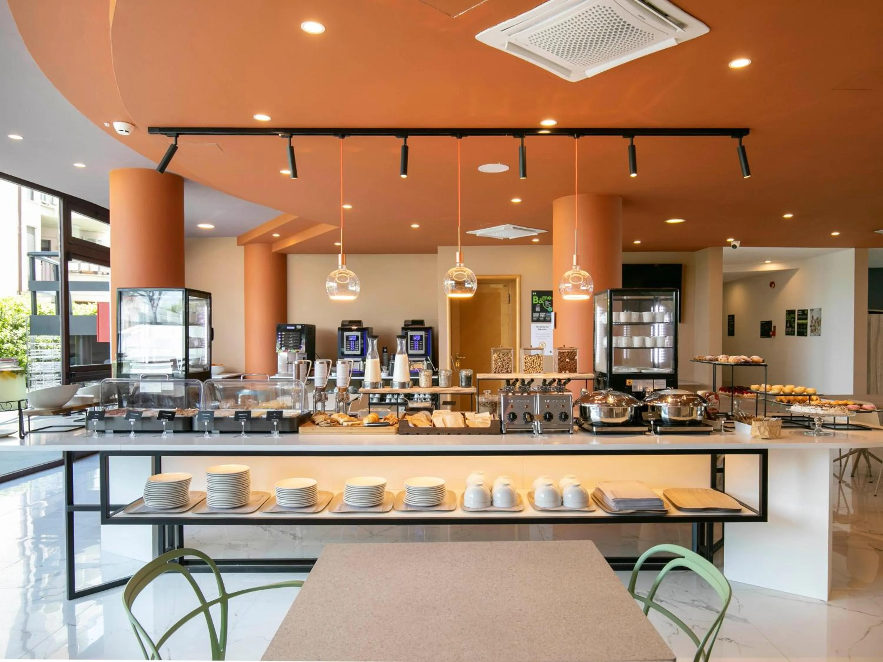 Restaurant/places to eat in B&B HOTEL Latina