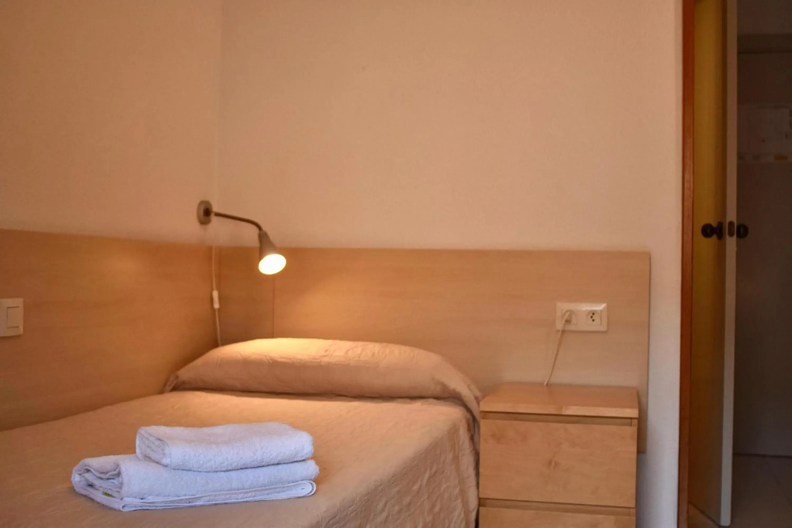 Single Room with Bath - single occupancy in Residència Universitaria Pare Claret Single Room with Bath - single occupancy in Residència Universitaria Pare Claret