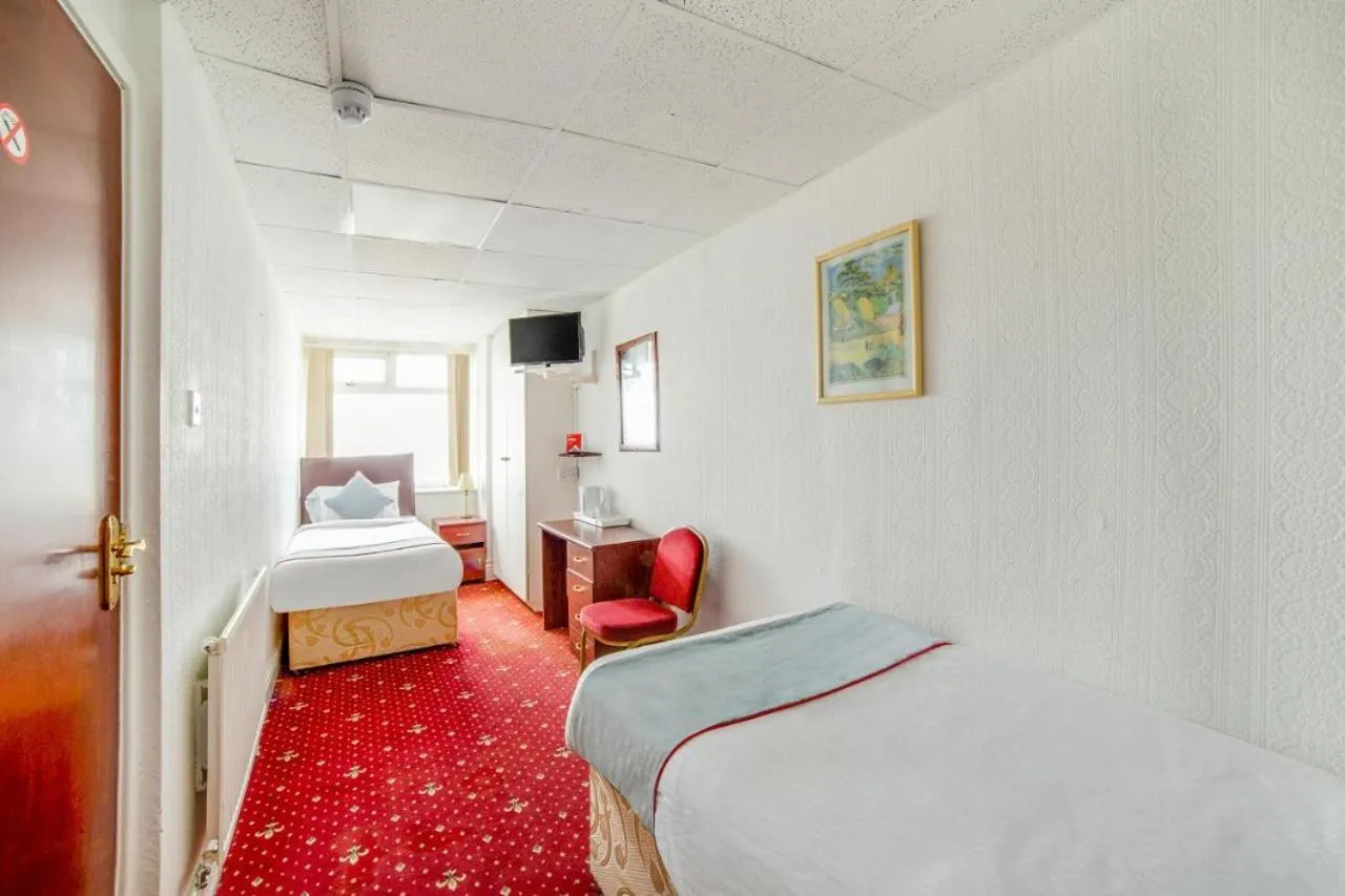 Bed in HOTEL BLUE OCEAN - Call For Cheap Prices - Check In Until 3AM