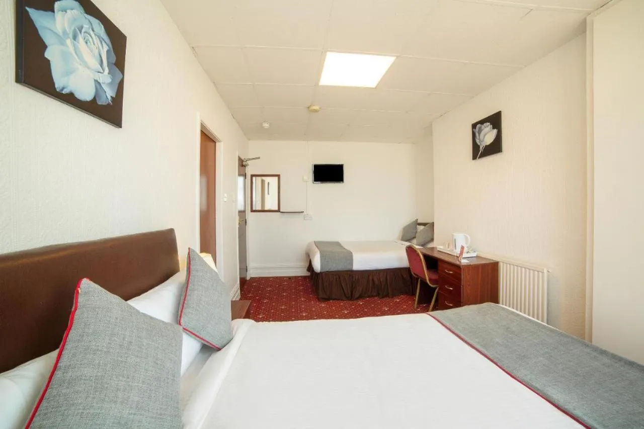 Bed in HOTEL BLUE OCEAN - Call For Cheap Prices - Check In Until 3AM