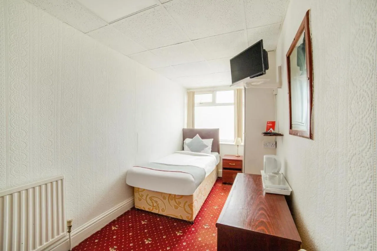 Bed in HOTEL BLUE OCEAN - Call For Cheap Prices - Check In Until 3AM