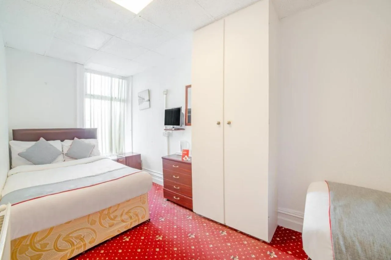 Bed in HOTEL BLUE OCEAN - Call For Cheap Prices - Check In Until 3AM