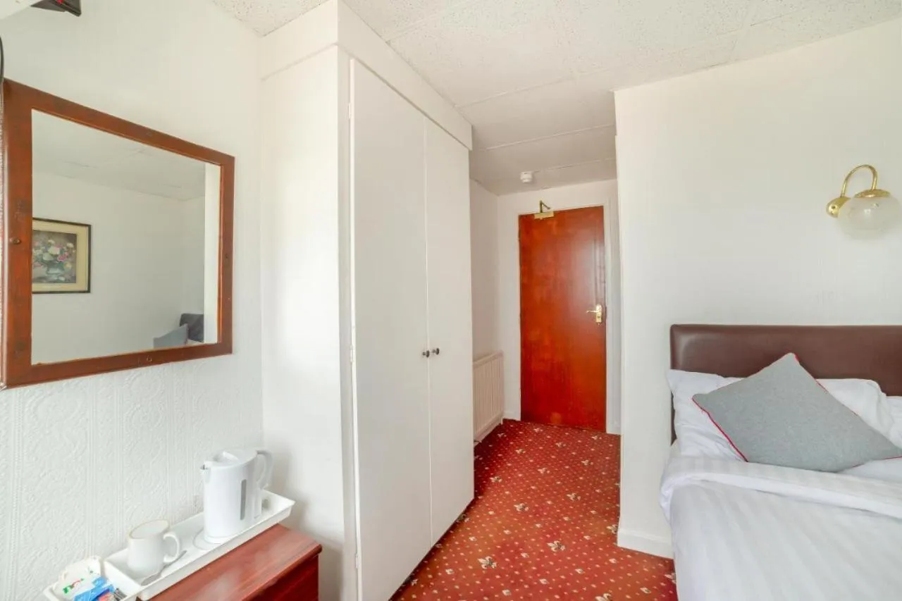 Bed in HOTEL BLUE OCEAN - Call For Cheap Prices - Check In Until 3AM