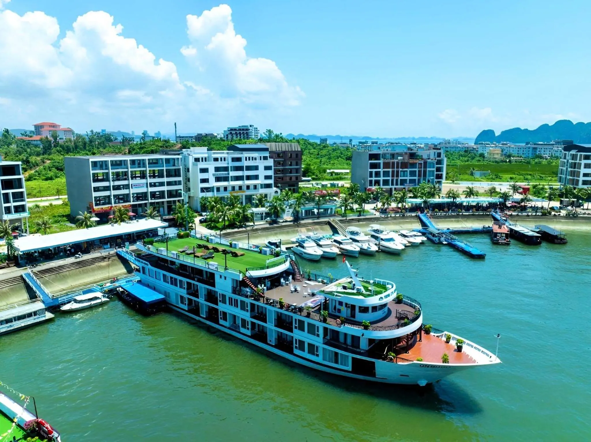 Property building in Verdure Lotus Grandeur Cruise on Ha Long Bay