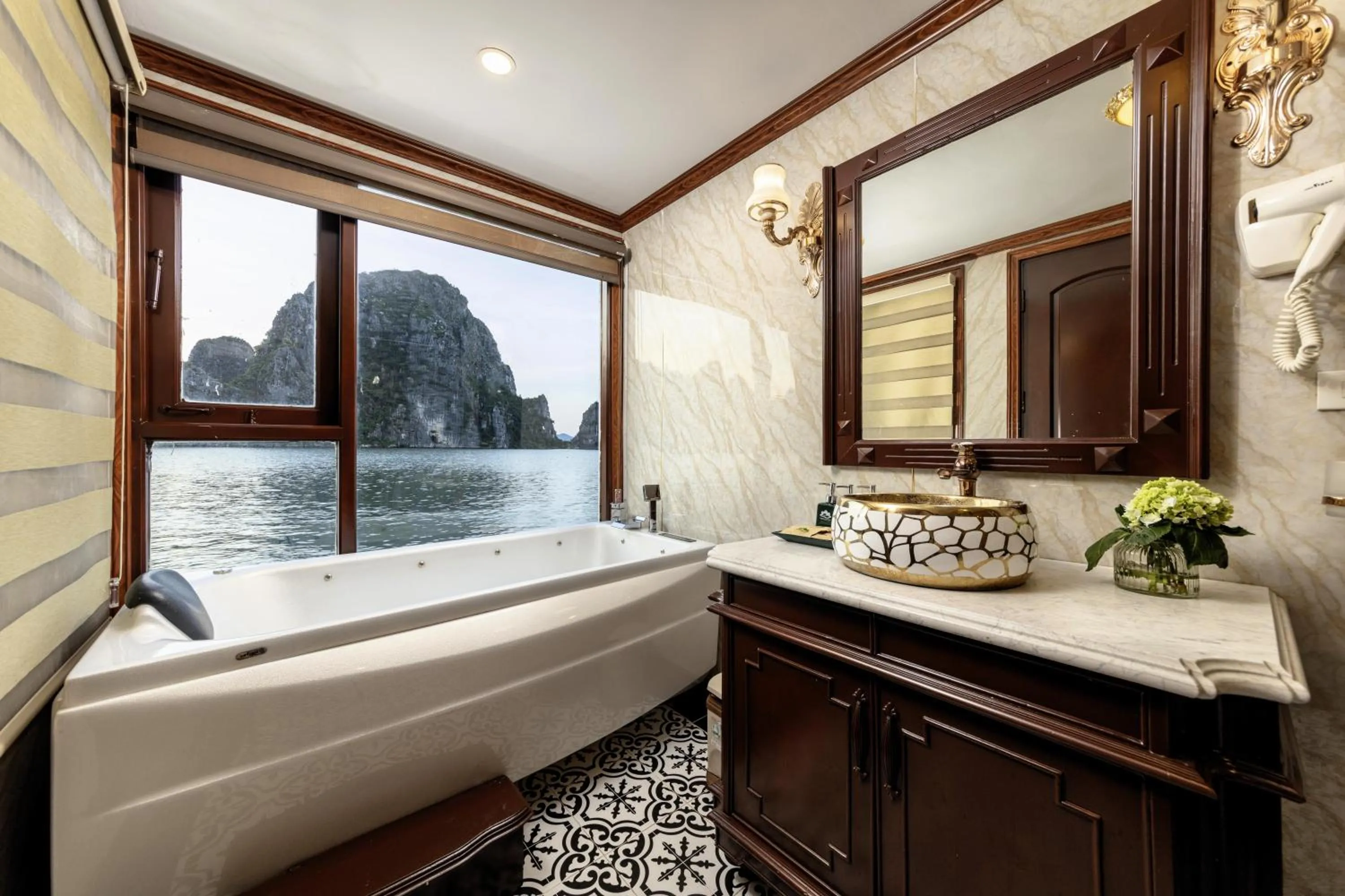 Shower, Bed in Verdure Lotus Grandeur Cruise on Ha Long Bay