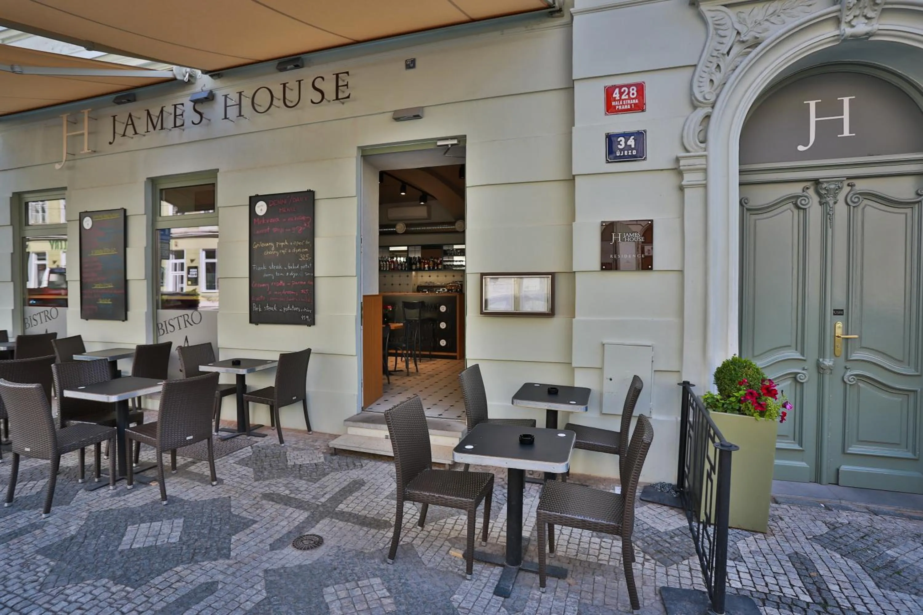 Restaurant/places to eat in James Hotel & Apartments