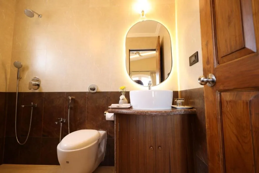 Bathroom in Foxoso Aaristo Baga Beach Resort