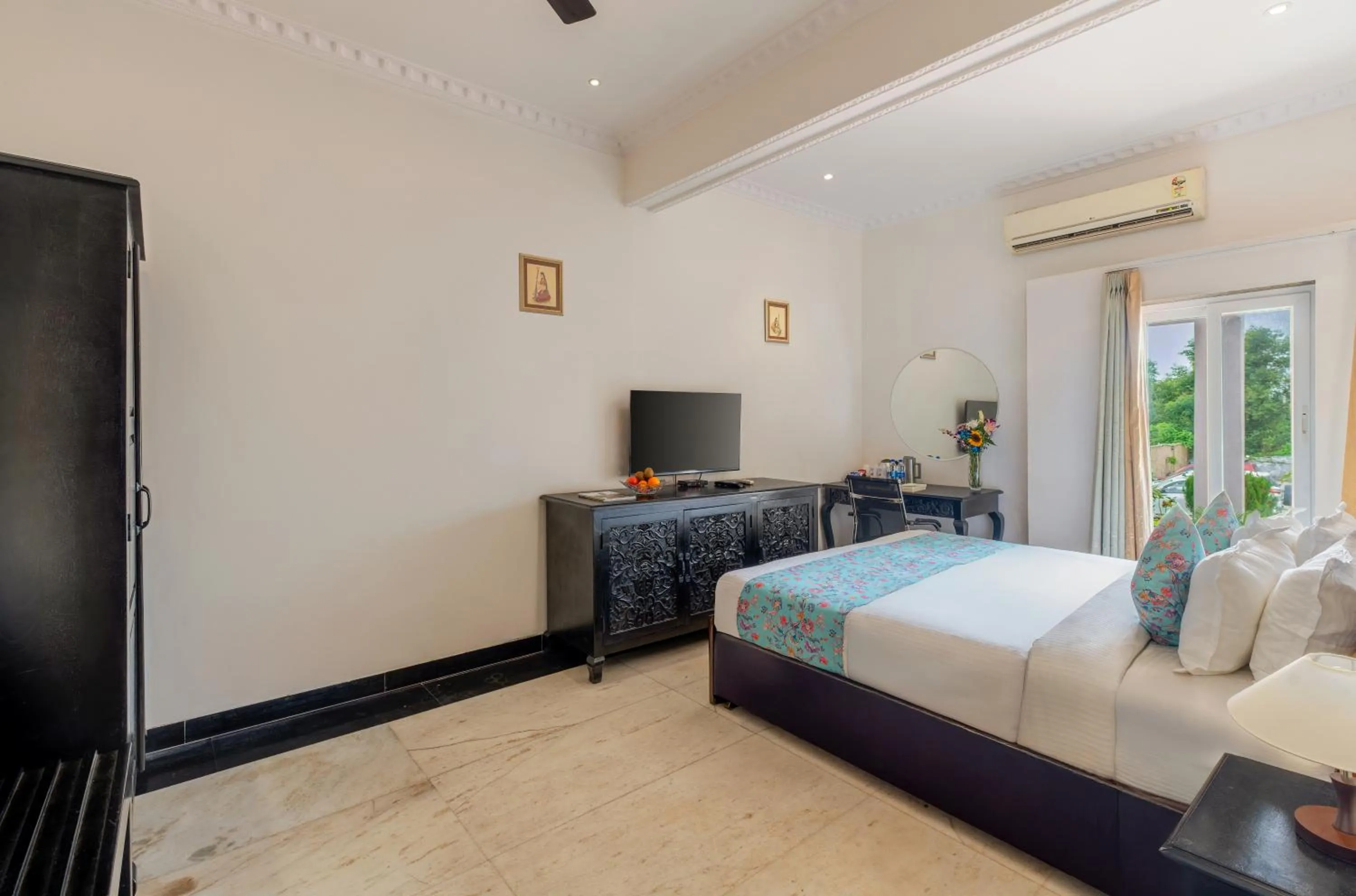 TV and multimedia, Bed in Surya Kothi Resort