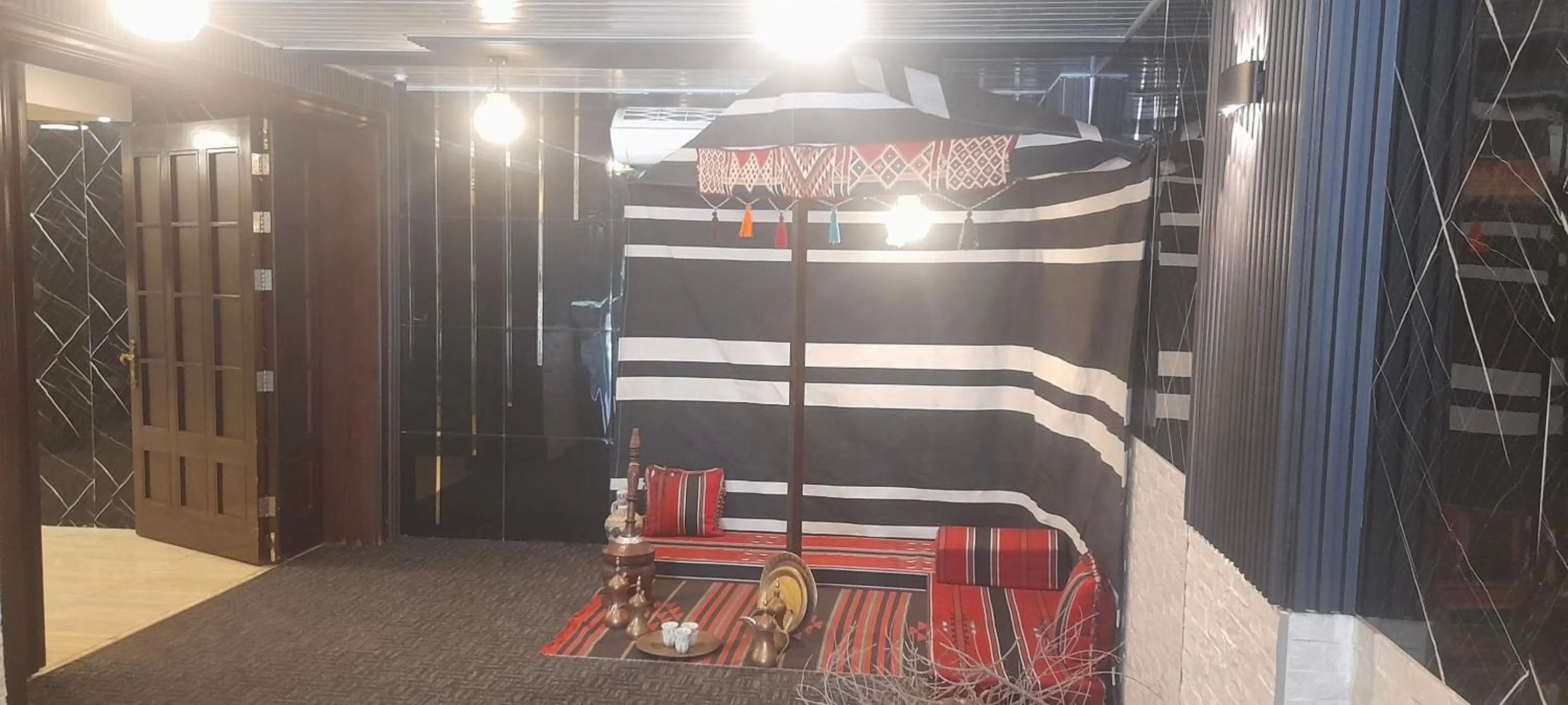 Facade/entrance in Balcony Hotel