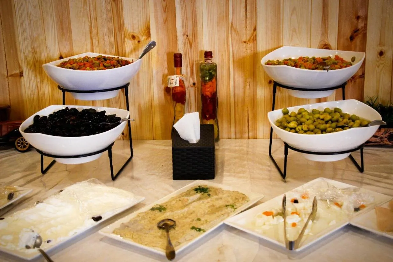 Restaurant/places to eat in Balcony Hotel