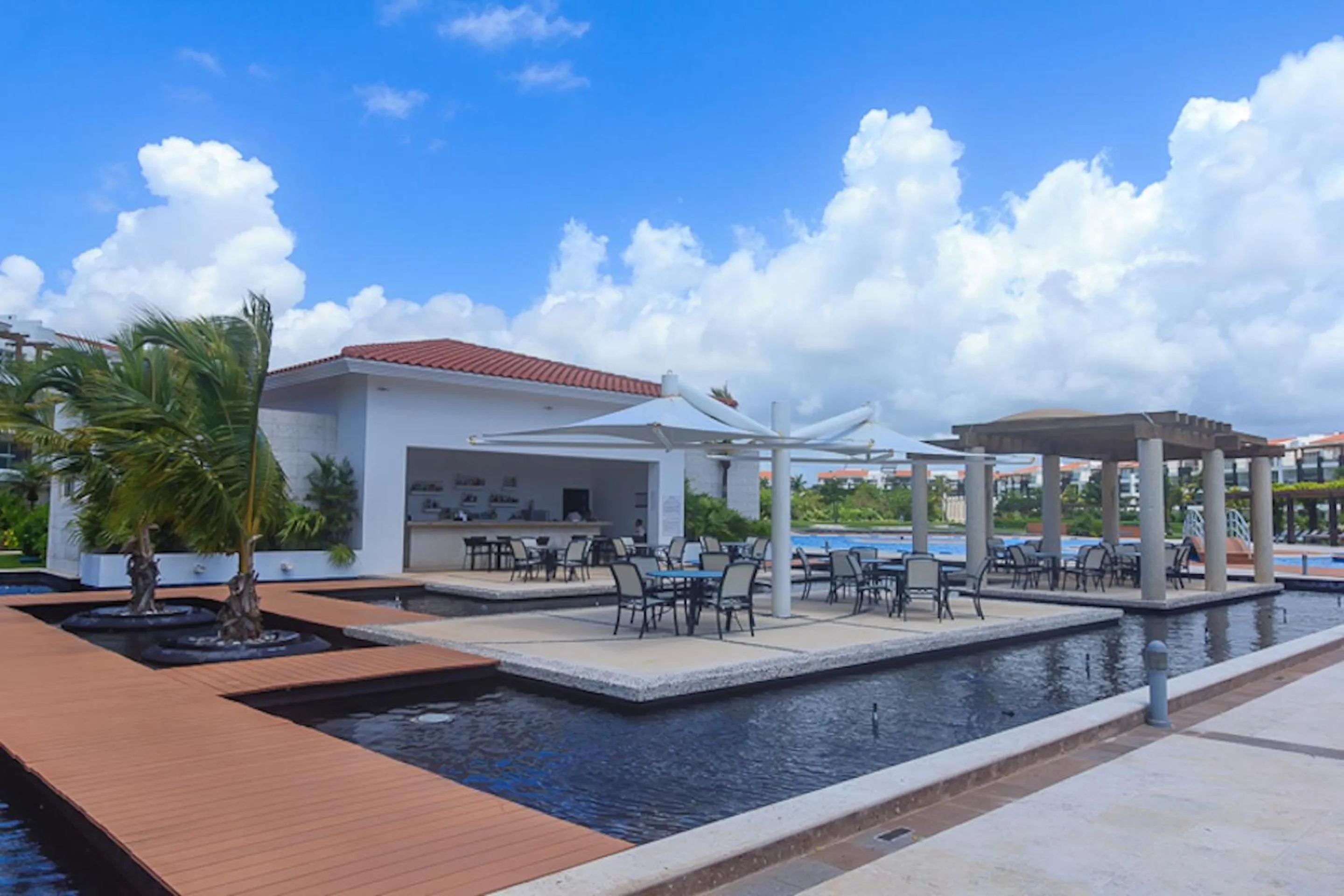 Lounge or bar in Luxury Condos at Mareazul Beachfront Complex with Resort-Style Amenities