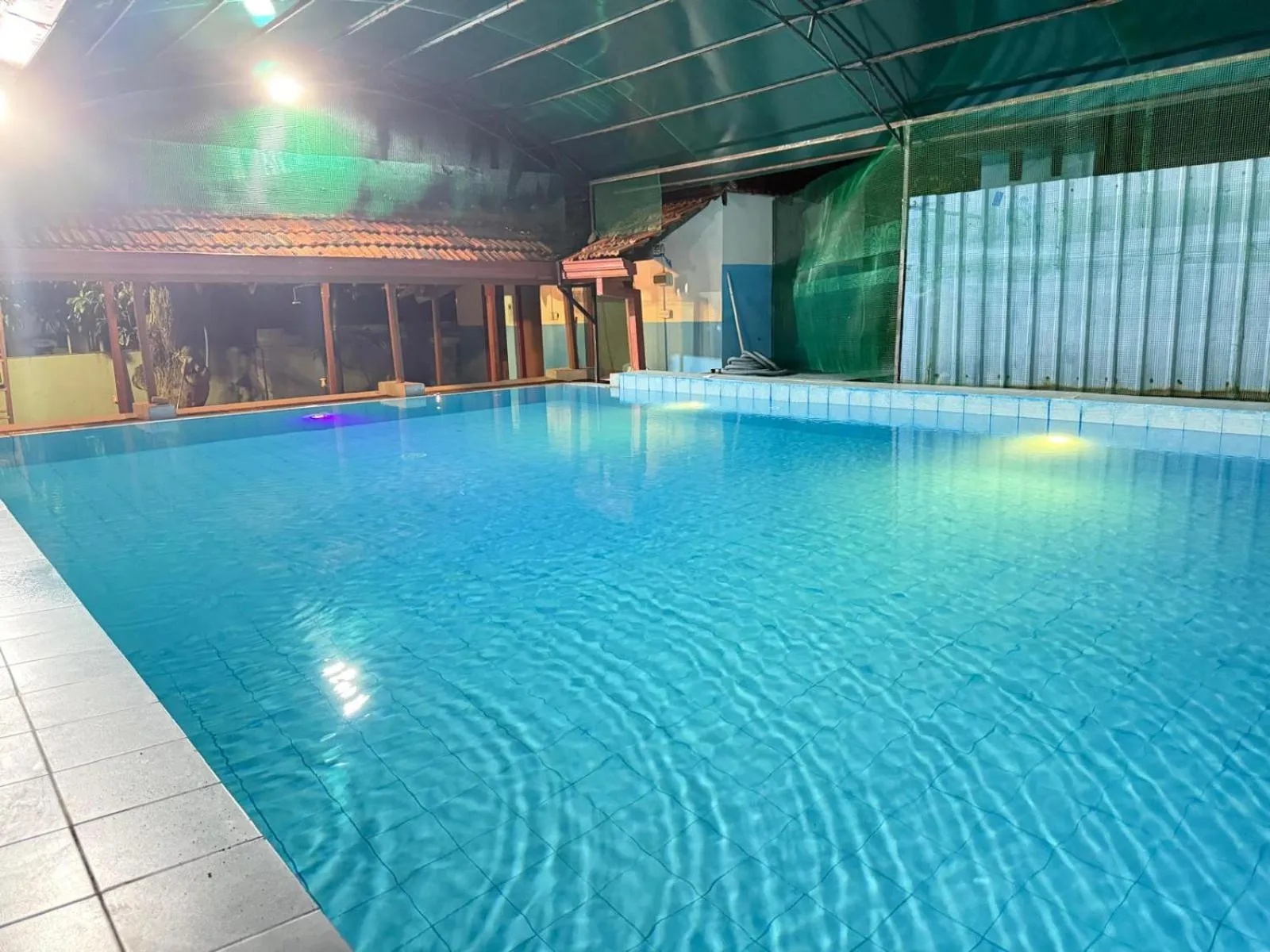 Pool view in Peninsula hotel