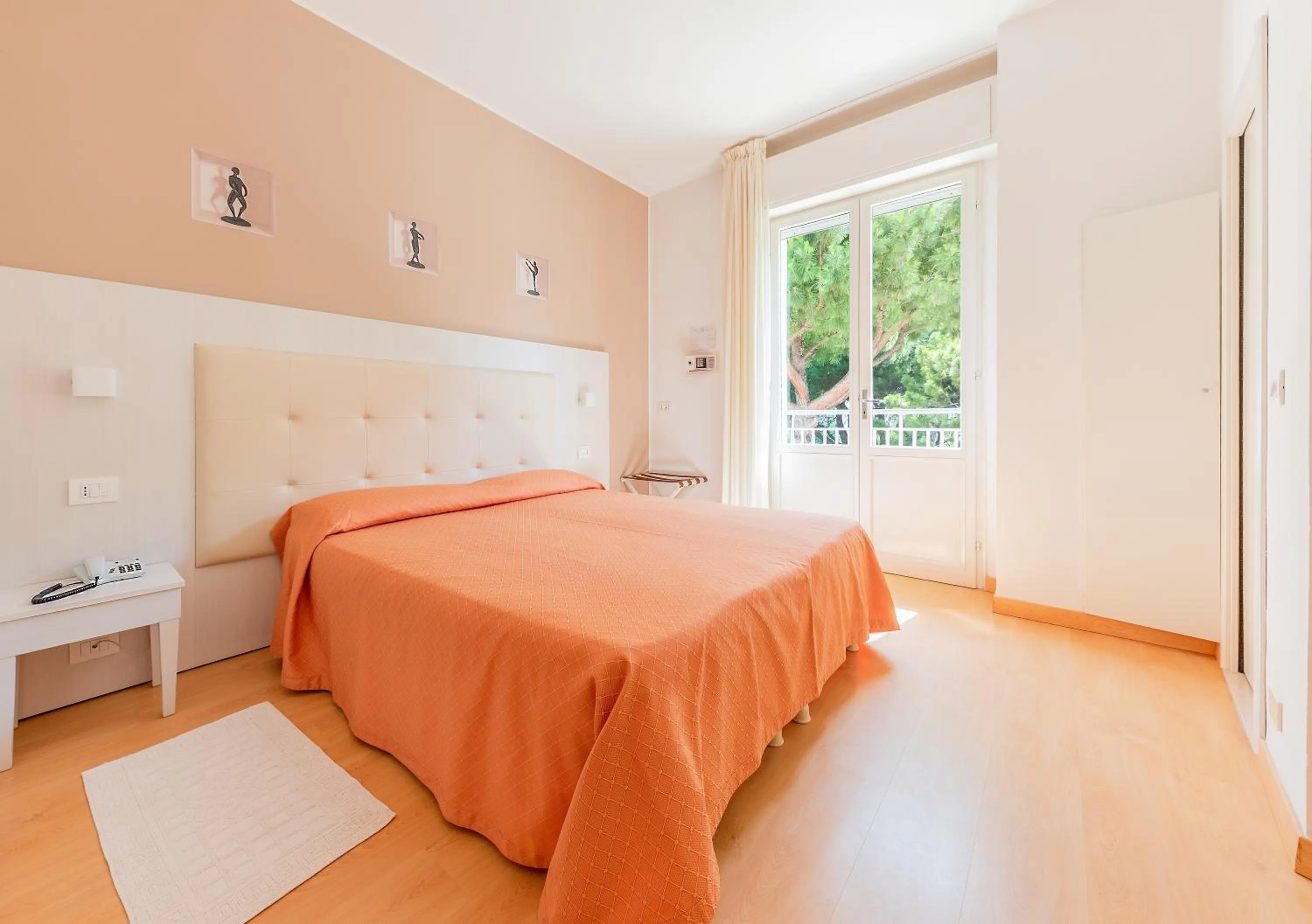 Photo of the whole room, Bed in Hotel Escorial