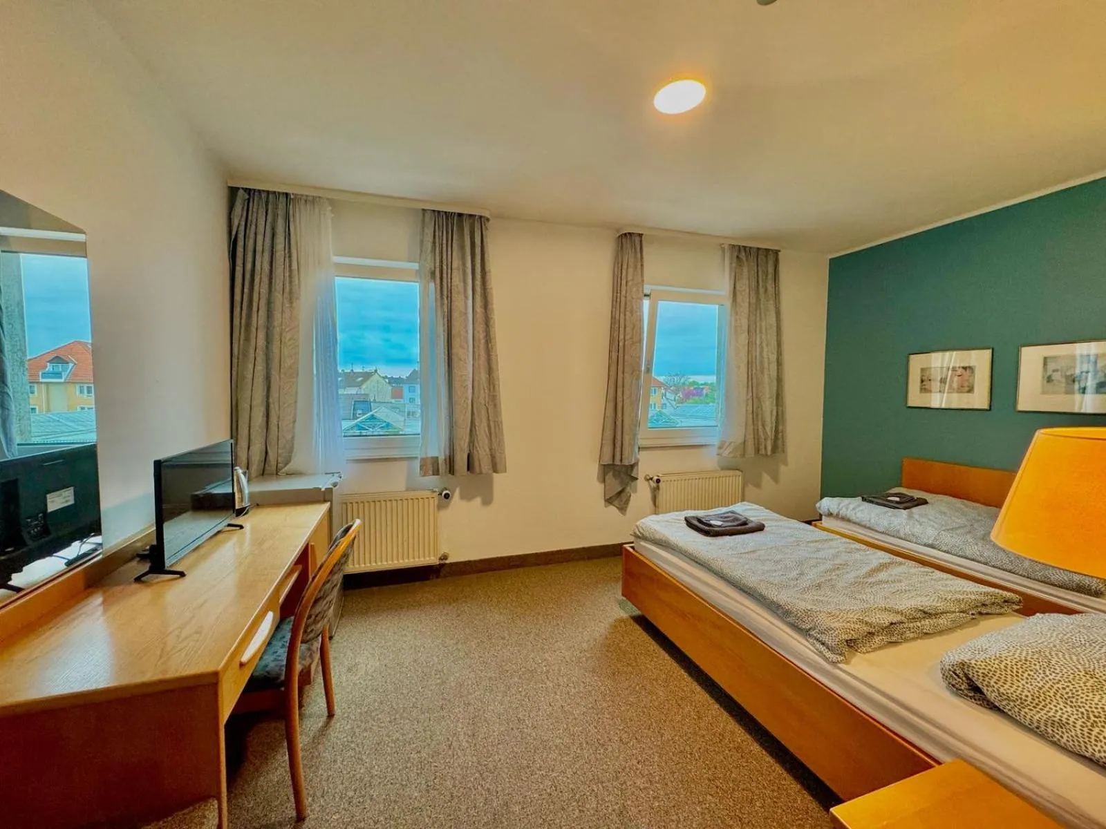 Living room, Bed in AR Airport Hotel Rüsselsheim