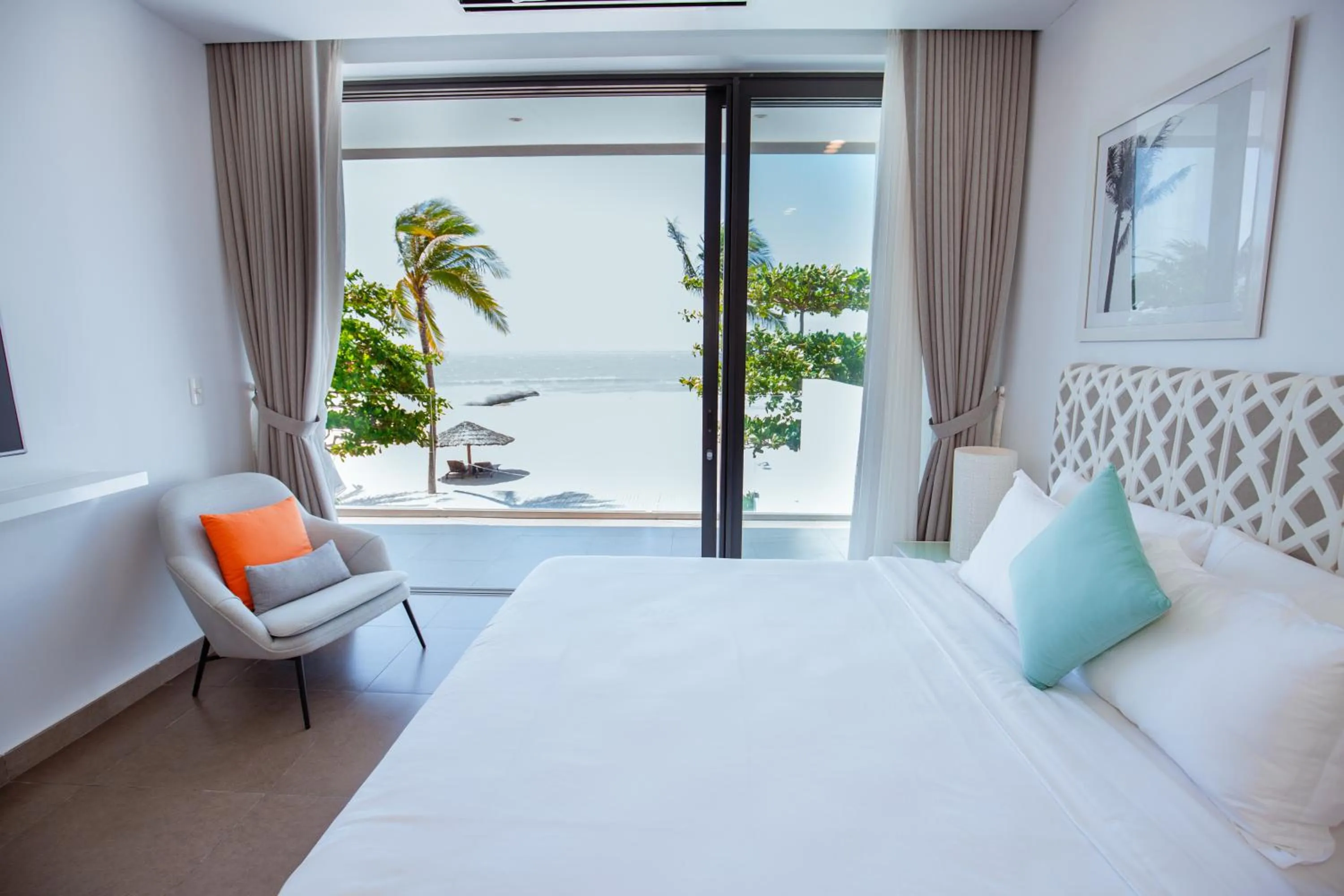 Bed in Beachfront 4 Bedrooms private pool villa Sanctuary Ho Tram resort